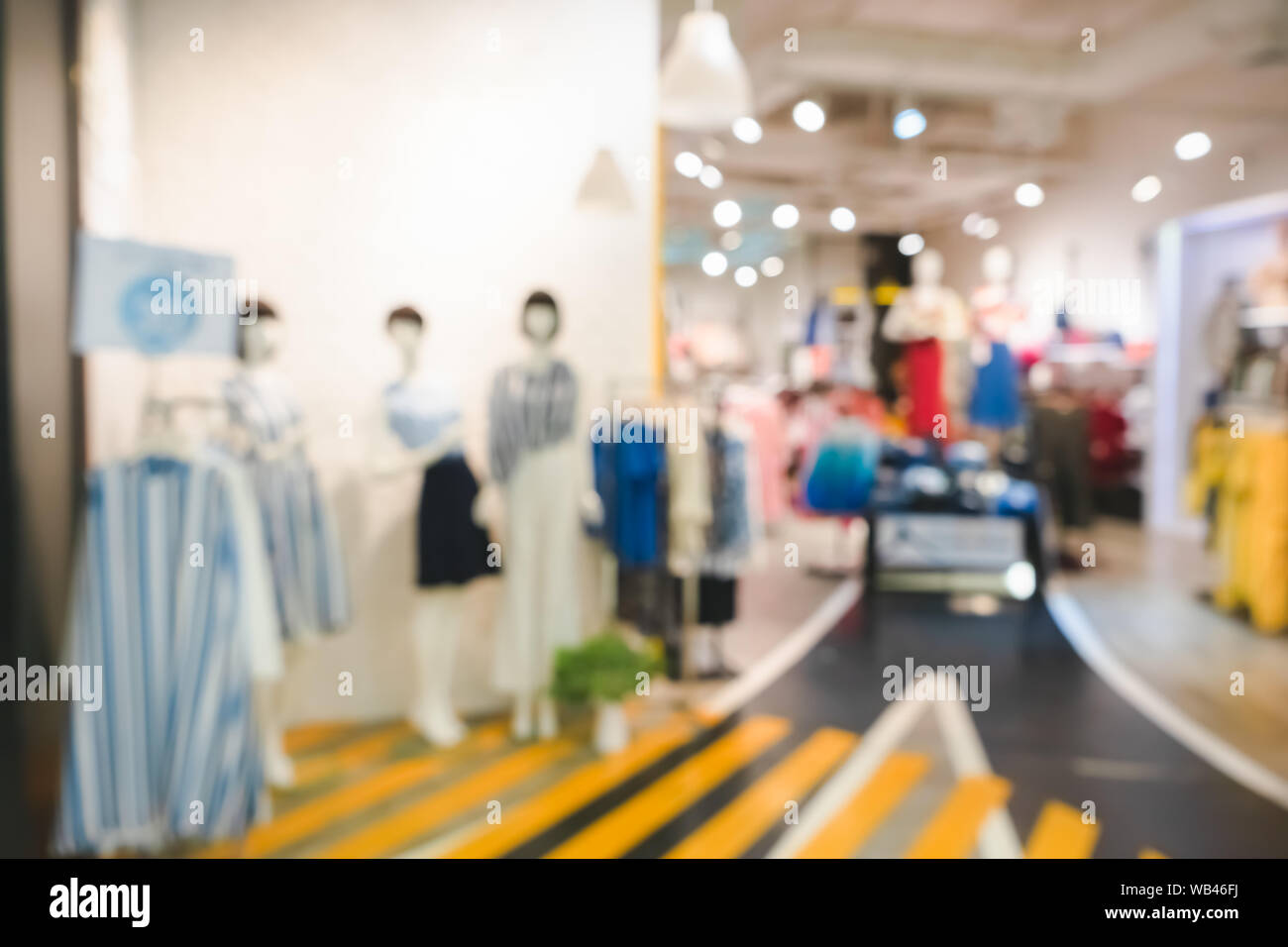 Image floue de boutique affichage avec mannequins en robes pour l'arrière plan. En vente dans un magasin de vêtements dans un centre commercial moderne. Grand Sa Banque D'Images