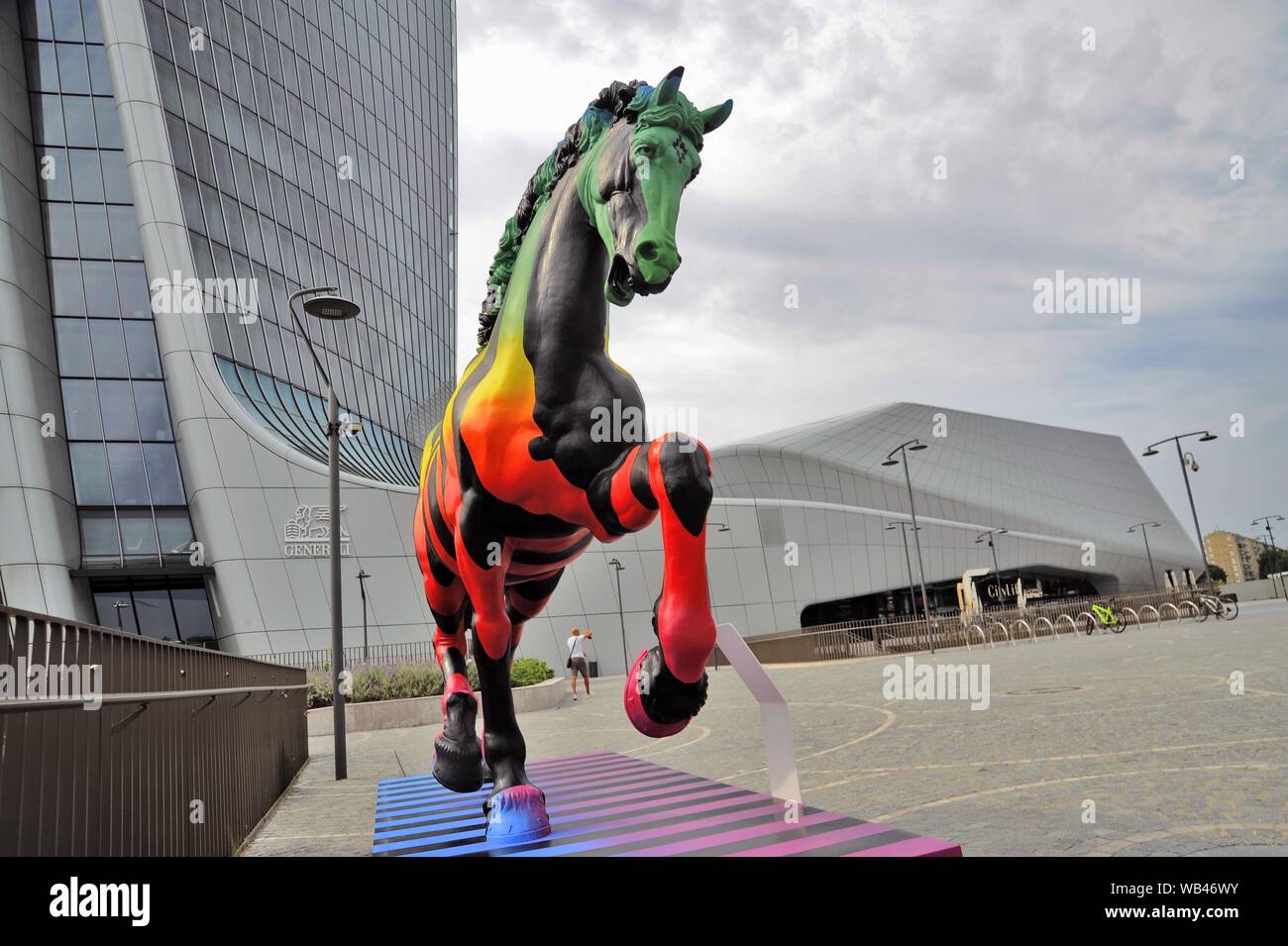 Milan (Italie), le nouveau quartier CityLife, l'installation de l'artiste Marcelo Burlon, libre interprétation de Leonardo Da Vinci's horse. En arrière-plan la tour de Hadid (Milan Assicurazioni Generali siège) et le shopping mall Banque D'Images