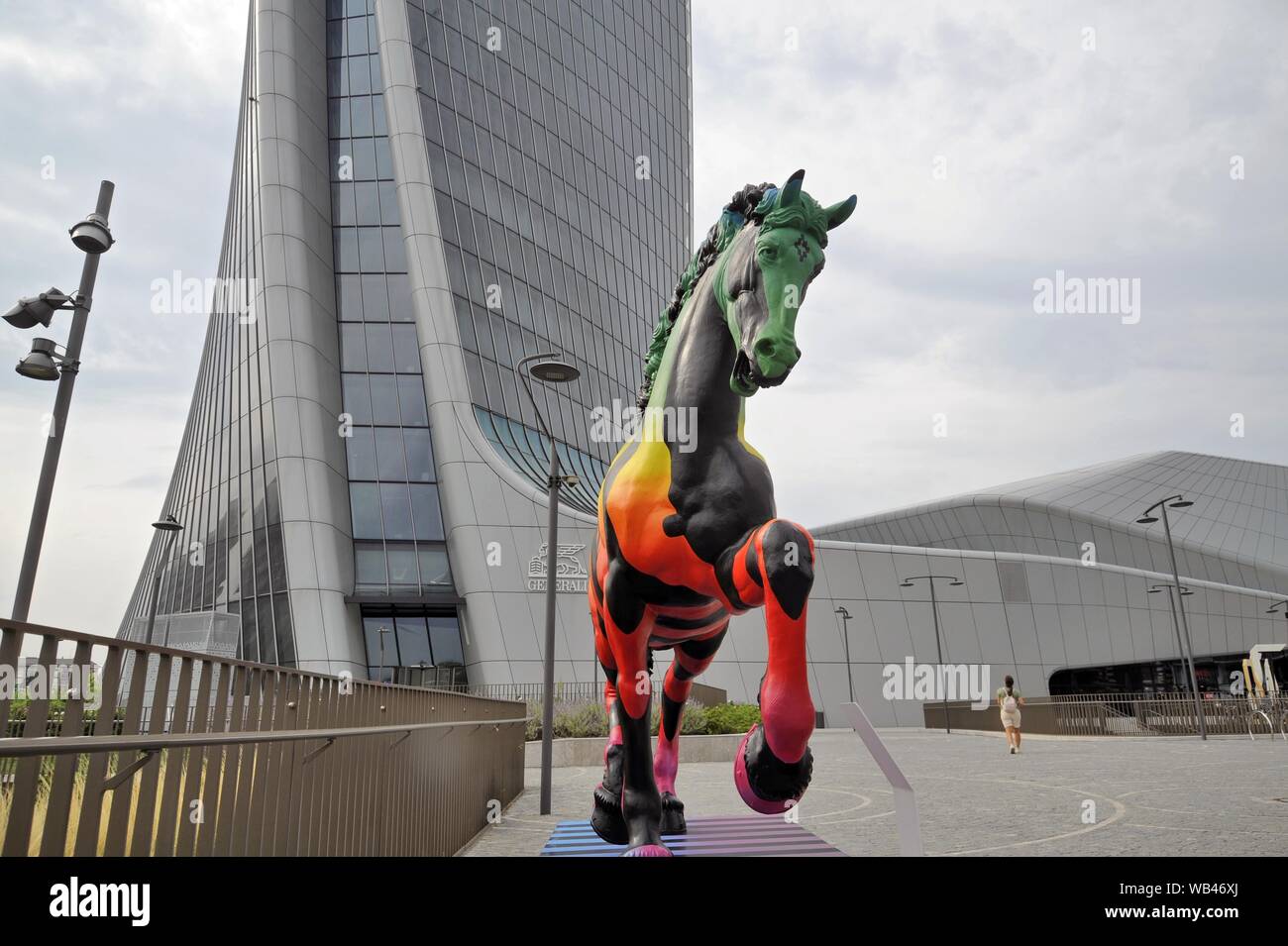 Milan (Italie), le nouveau quartier CityLife, l'installation de l'artiste Marcelo Burlon, libre interprétation de Leonardo Da Vinci's horse. En arrière-plan la tour de Hadid (Milan Assicurazioni Generali siège) et le shopping mall Banque D'Images