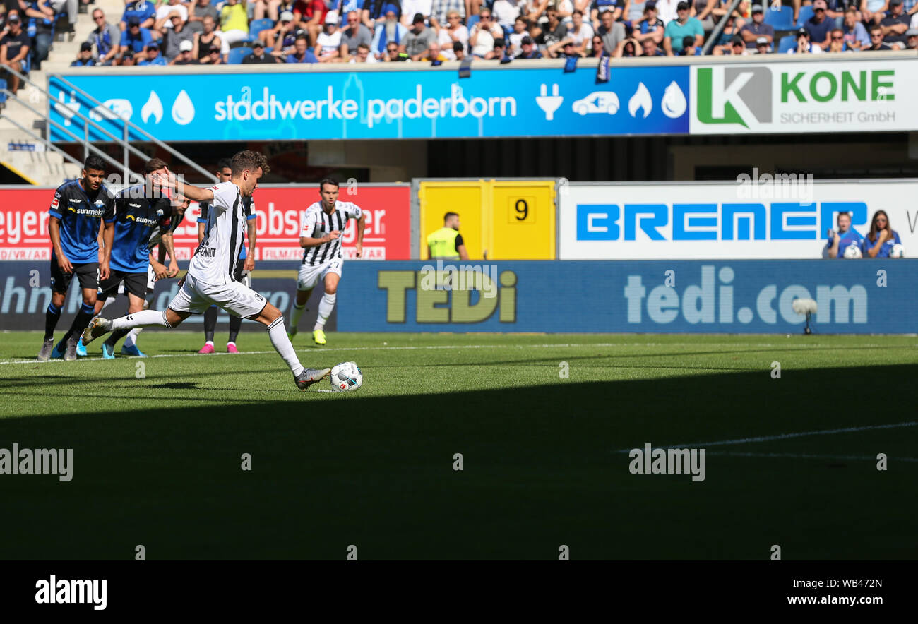 Paderborn, Allemagne. Août 24, 2019. Soccer : Bundesliga, SC Paderborn 07 - SC Freiburg, 2e journée dans l'Arène de Benteler. Buteur Luca Waldschmidt de Freiburg marque le but 1:1 avec une pénalité. Credit : Friso Gentsch/DPA - NOTE IMPORTANTE : en conformité avec les exigences de la DFL Deutsche Fußball Liga ou la DFB Deutscher Fußball-Bund, il est interdit d'utiliser ou avoir utilisé des photographies prises dans le stade et/ou la correspondance dans la séquence sous forme d'images et/ou vidéo-comme des séquences de photos./dpa/Alamy Live News Banque D'Images