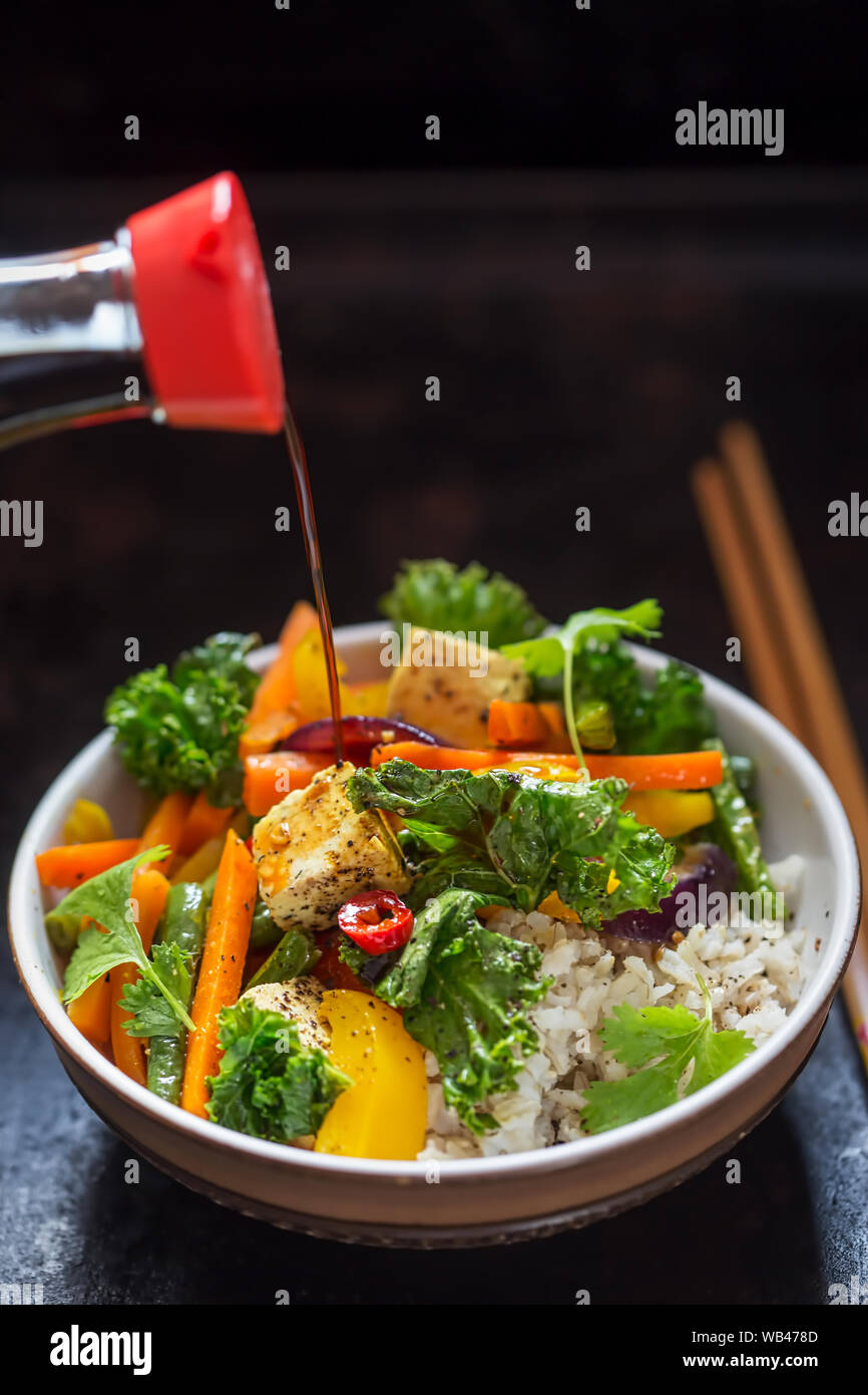 Le Kale, poivrons, haricots verts, oignons rouges, riz, sauté de tofu au basilic Banque D'Images