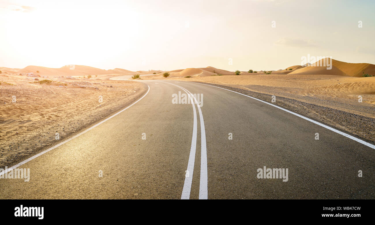 Grâce à l'autoroute vide, près d'Al Ain aux Émirats. Banque D'Images