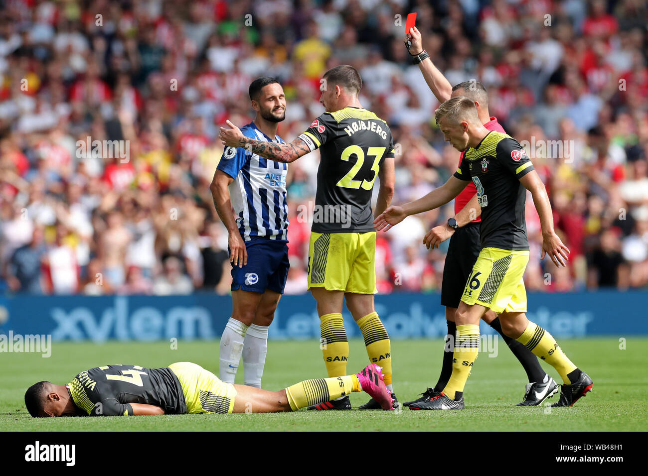 Brighton, UK. Août 24, 2019. Brighton, UK. Août 24, 2019. Arbitre Kevin ami montre un carton rouge à l'avant et au cours de Brighton Florin la Premier League match entre Brighton et Hove Albion et de Southampton à l'American Express Community Stadium, Brighton et Hove le samedi 24 août 2019. (Crédit : Jon Bromley | MI News) Credit : MI News & Sport /Alamy Live News Banque D'Images
