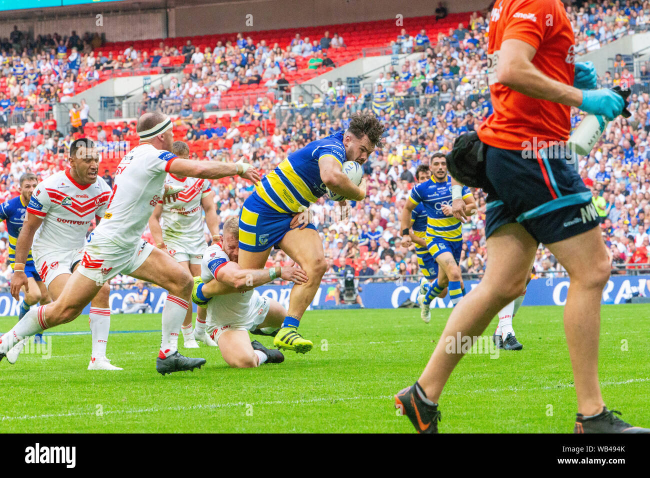 Londres, Royaume-Uni. 24 août 2019. St Helens v Warrington Wolves Coral Challenge Cup 2019 finale au stade de Wembley - Warrington Wolves Joe Philbin marque le premier essai Crédit : John Hopkins/Alamy Live News Banque D'Images