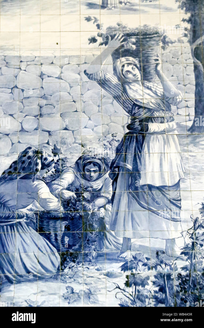 Portugais rustique scène représentée en bleu azulejo carreaux dans la gare de São Bento, Porto Banque D'Images