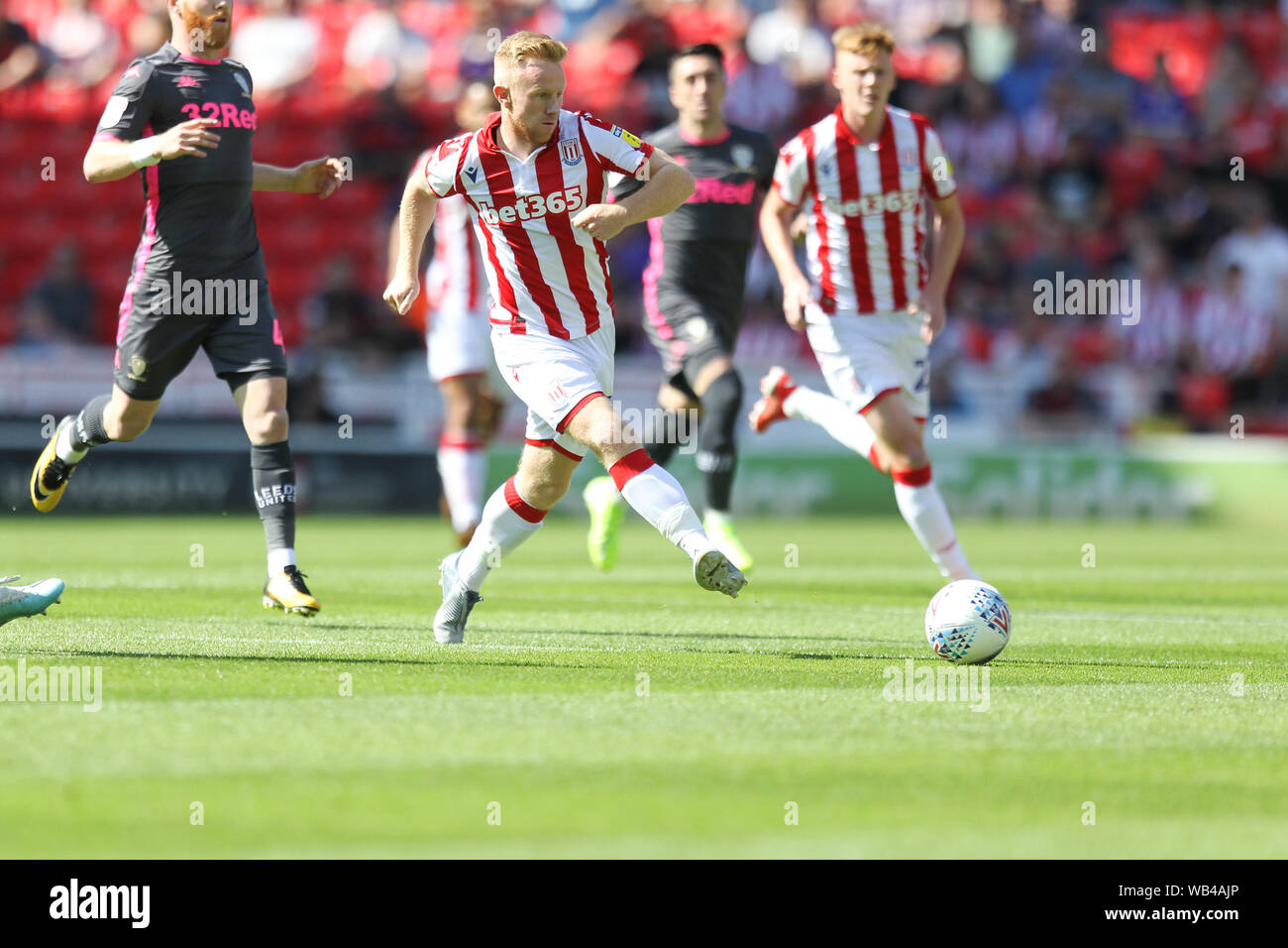 Stoke On Trent, Royaume-Uni. Août 24, 2019. Au cours de l'EFL Sky Bet Championship match entre Stoke City et Leeds United au stade de Bet365, Stoke-on-Trent, Angleterre le 24 août 2019. Photo par Jurek Biegus. Usage éditorial uniquement, licence requise pour un usage commercial. Aucune utilisation de pari, de jeux ou d'un seul club/ligue/dvd publications. Credit : UK Sports Photos Ltd/Alamy Live News Banque D'Images