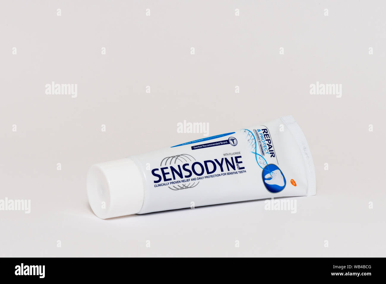 Hygiène dentaire et dentifrice au fluorure Sensodyne « Repair & Protect » avec Novamin sur fond blanc Banque D'Images