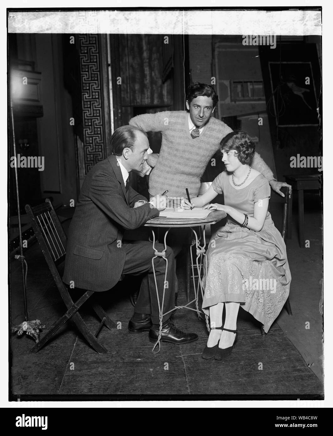 Earl Carroll signe Miss Katherine Revner chez le rat, 1/26/25 Abstract/moyenne : 1 négatif : vitrage ; 4 x 5 in. ou moins Banque D'Images