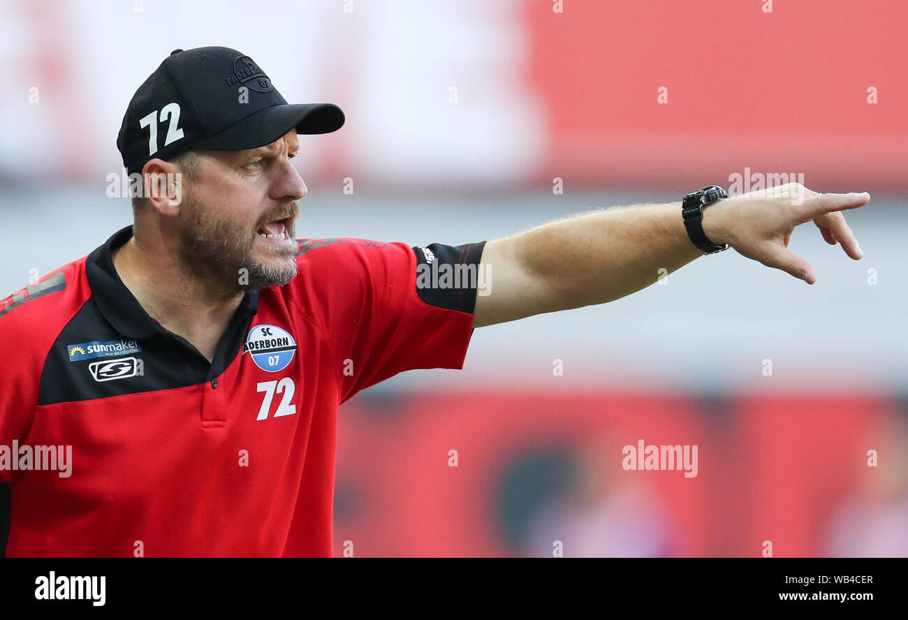 Paderborn, Allemagne. Août 24, 2019. Soccer : Bundesliga, SC Paderborn 07 - SC Freiburg, 2e journée dans l'Arène de Benteler. L'entraîneur de Paderborn Steffen Baumgart points son doigt au bord du champ. Credit : Friso Gentsch/DPA - NOTE IMPORTANTE : en conformité avec les exigences de la DFL Deutsche Fußball Liga ou la DFB Deutscher Fußball-Bund, il est interdit d'utiliser ou avoir utilisé des photographies prises dans le stade et/ou la correspondance dans la séquence sous forme d'images et/ou vidéo-comme des séquences de photos./dpa/Alamy Live News Banque D'Images