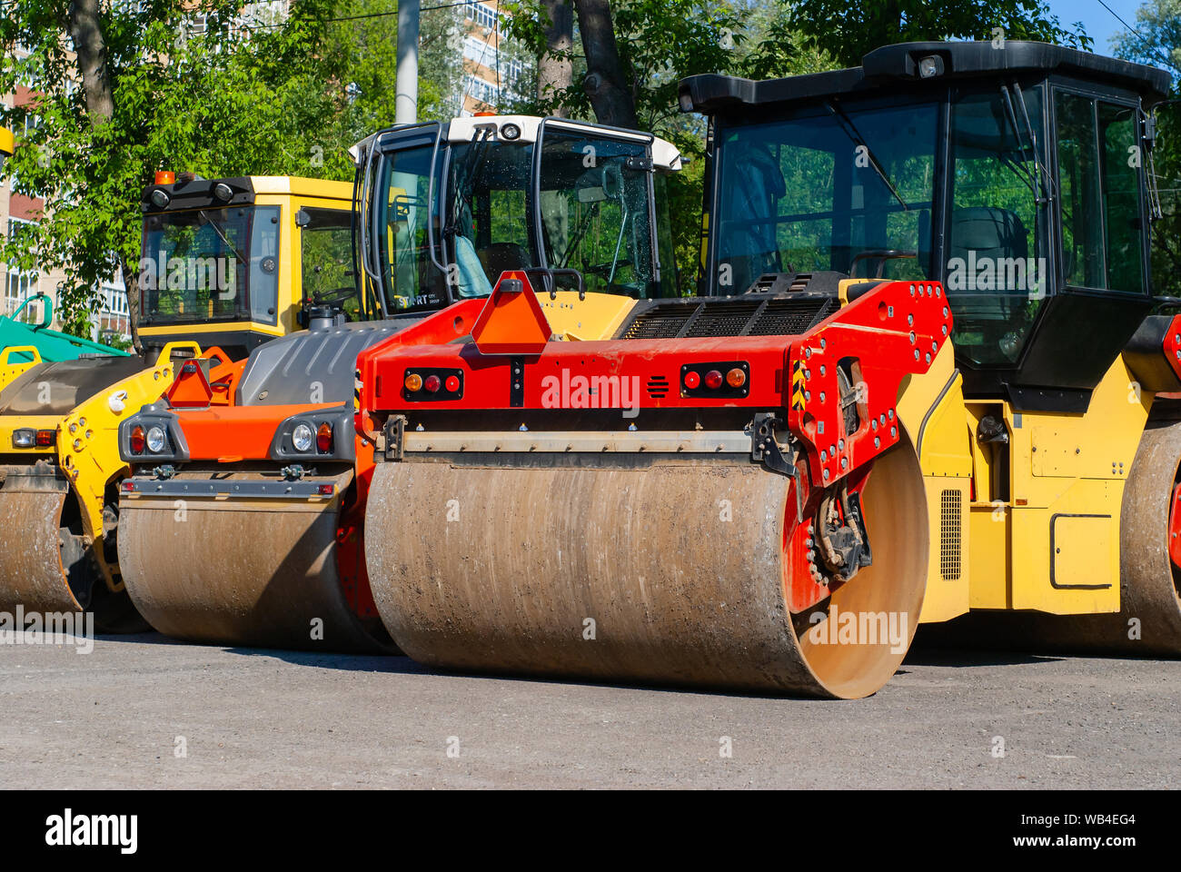 Trois rouleaux routiers diesel rinks debout sur le street Banque D'Images