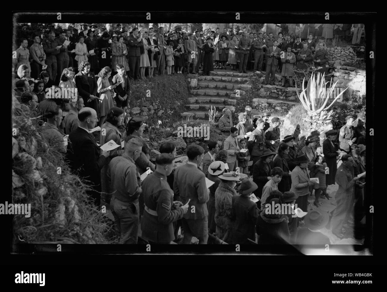 Service de Pâques à la Garden Tomb, Ap. 5, 1942, dans la foule pendant l'entretien de jardin Abstract/medium : G. Eric et Edith Matson Photograph Collection Banque D'Images