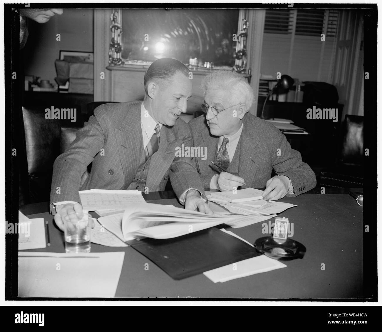 Consulte Eccles Directeur des statistiques au cours de l'interrogatoire d'argent au comité. Washington, D.C., le 23 mars. Marriner Eccles, Président de la Federal Reserve Board et E.A. Goldeneiser, Directeur de la Division de la recherche et de la statistique, en mettant leurs têtes ensemble pour trouver une réponse au cours de la réunion de la commission spéciale du Sénat Le Comité d'argent aujourd'hui. 3-23-39 Abstract/moyenne : 1 négatif : vitrage ; 4 x 5 in. ou moins Banque D'Images