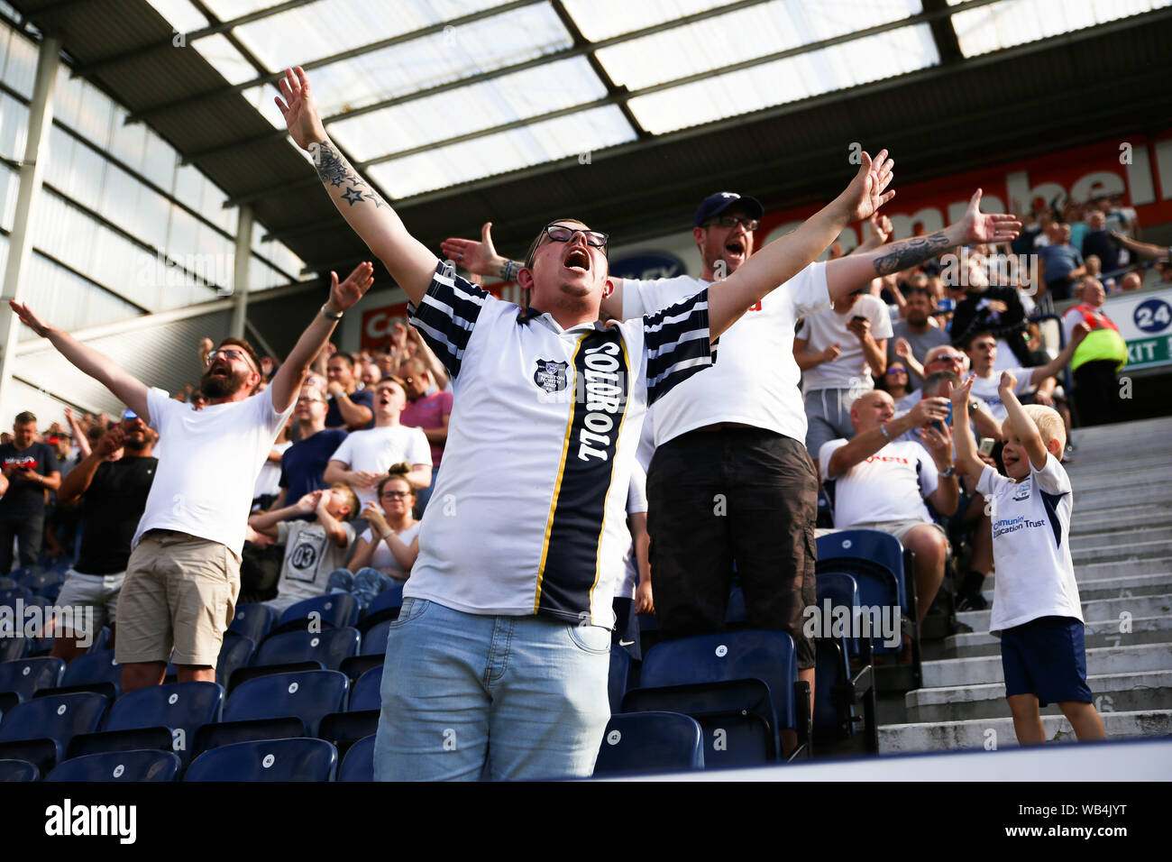 Preston, Royaume-Uni. Août 24, 2019. PRESTON, l'Angleterre Preston North End célèbre ventilateur après le match de championnat entre Sky Bet Preston North End et Sheffield Wednesday à Deepdale, Preston le samedi 24 août 2019. (Crédit : Tim Markland | MI News) usage éditorial uniquement, licence requise pour un usage commercial. Aucune utilisation de pari, de jeux ou d'un seul club/ligue/dvd publications. Photographie peut uniquement être utilisé pour les journaux et/ou magazines des fins éditoriales Crédit : MI News & Sport /Alamy Live News Banque D'Images