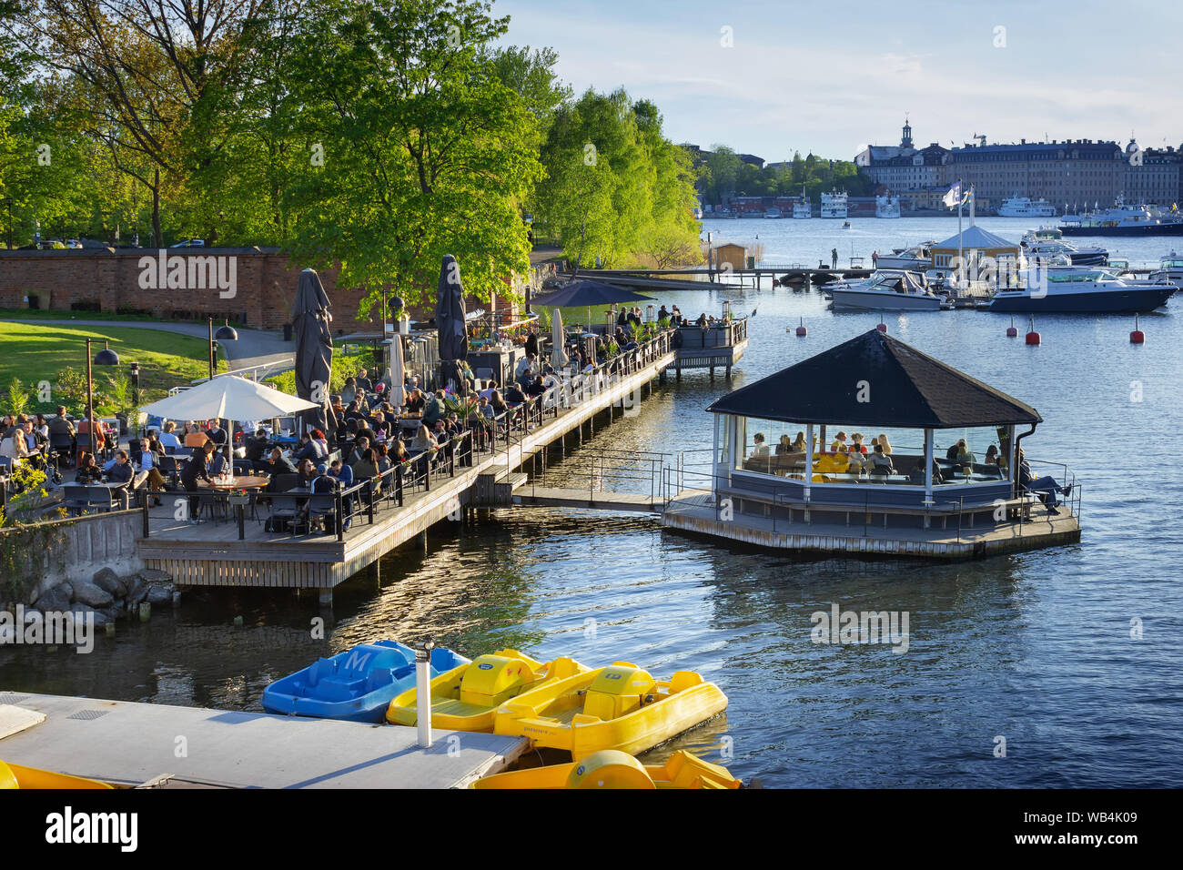 Quais flottants bondés, restaurants et cafés avec équipement de location de sports.Ostermalmstorg.Djurgarden-Skansen.Stockholm, Suède Banque D'Images
