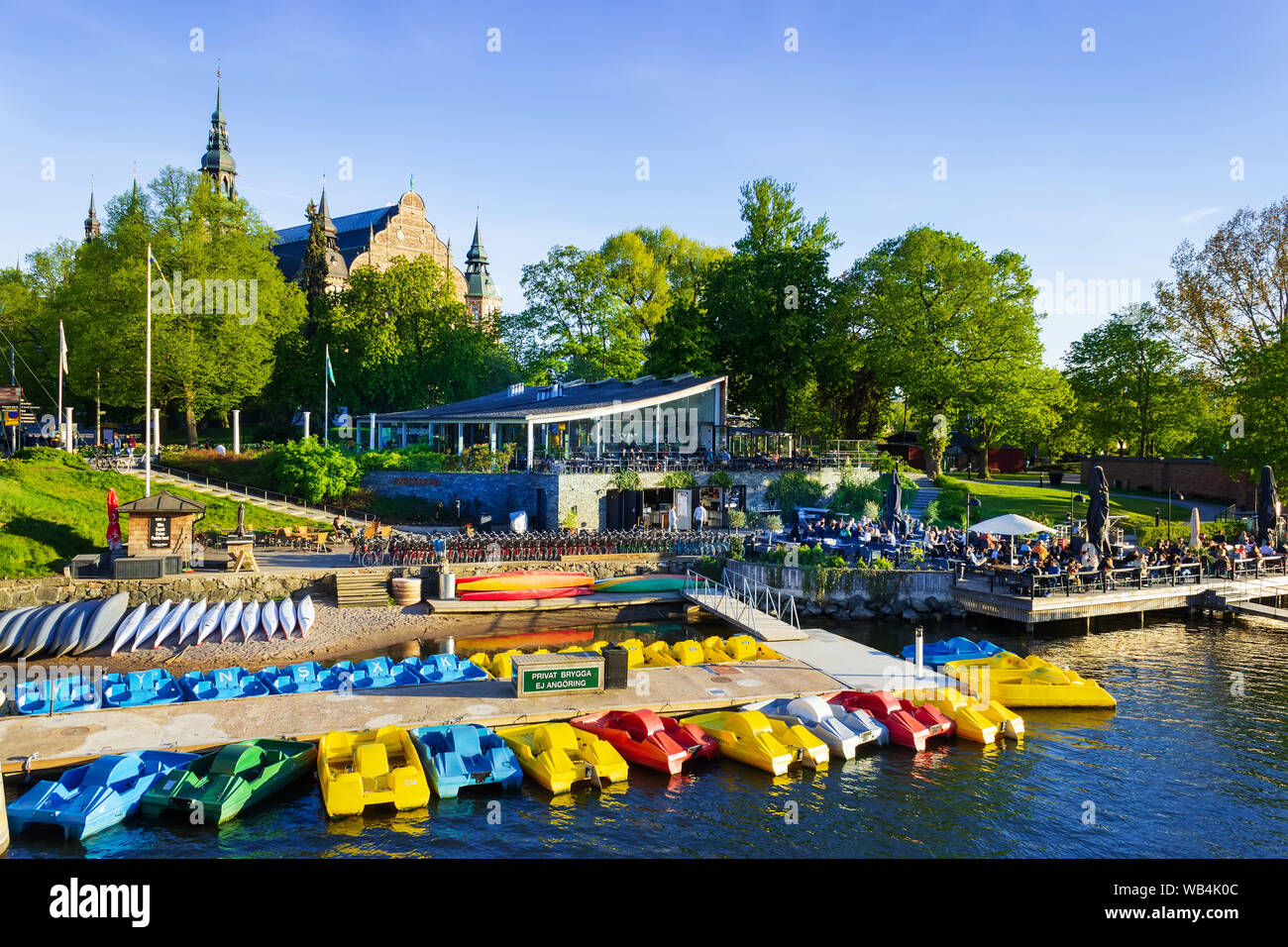 Quais flottants bondés-restaurants et location de matériel de sports de kayak.Ostermalmstorg.Site du musée nordique en arrière-plan.Stockholm, Suède. Banque D'Images