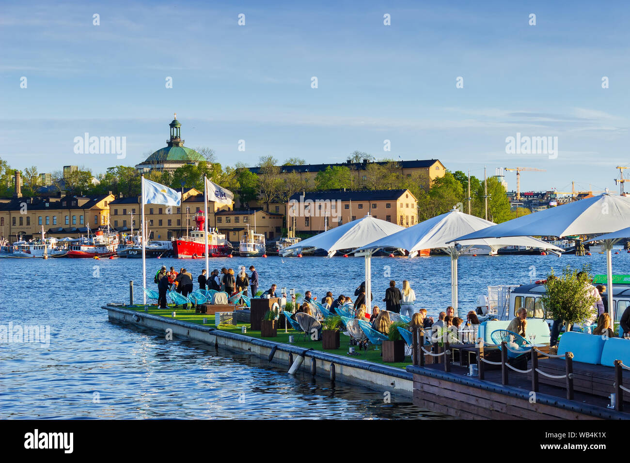 Quais flottants bondés, restaurants et cafés avec équipement de location de sports.Ostermalmstorg.Djurgarden-Skansen.Stockholm, Suède Banque D'Images