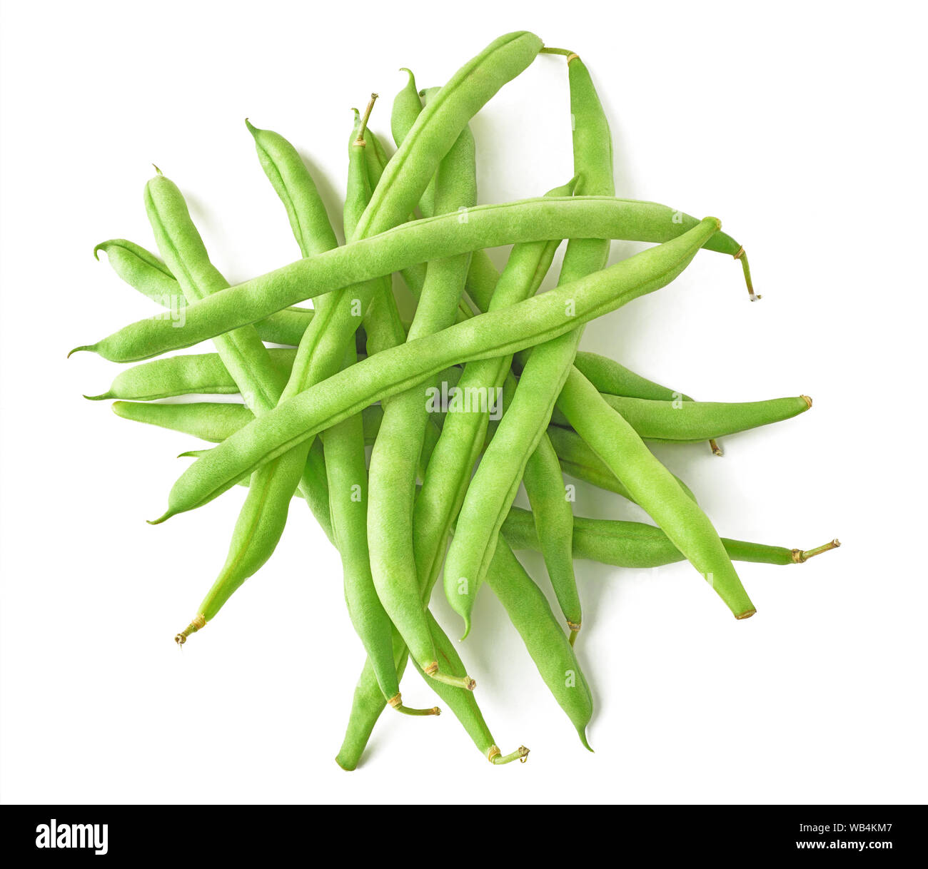 Haricots isolés. Tas de haricots verts crus (haricot), vue du dessus, isolé sur fond blanc Banque D'Images