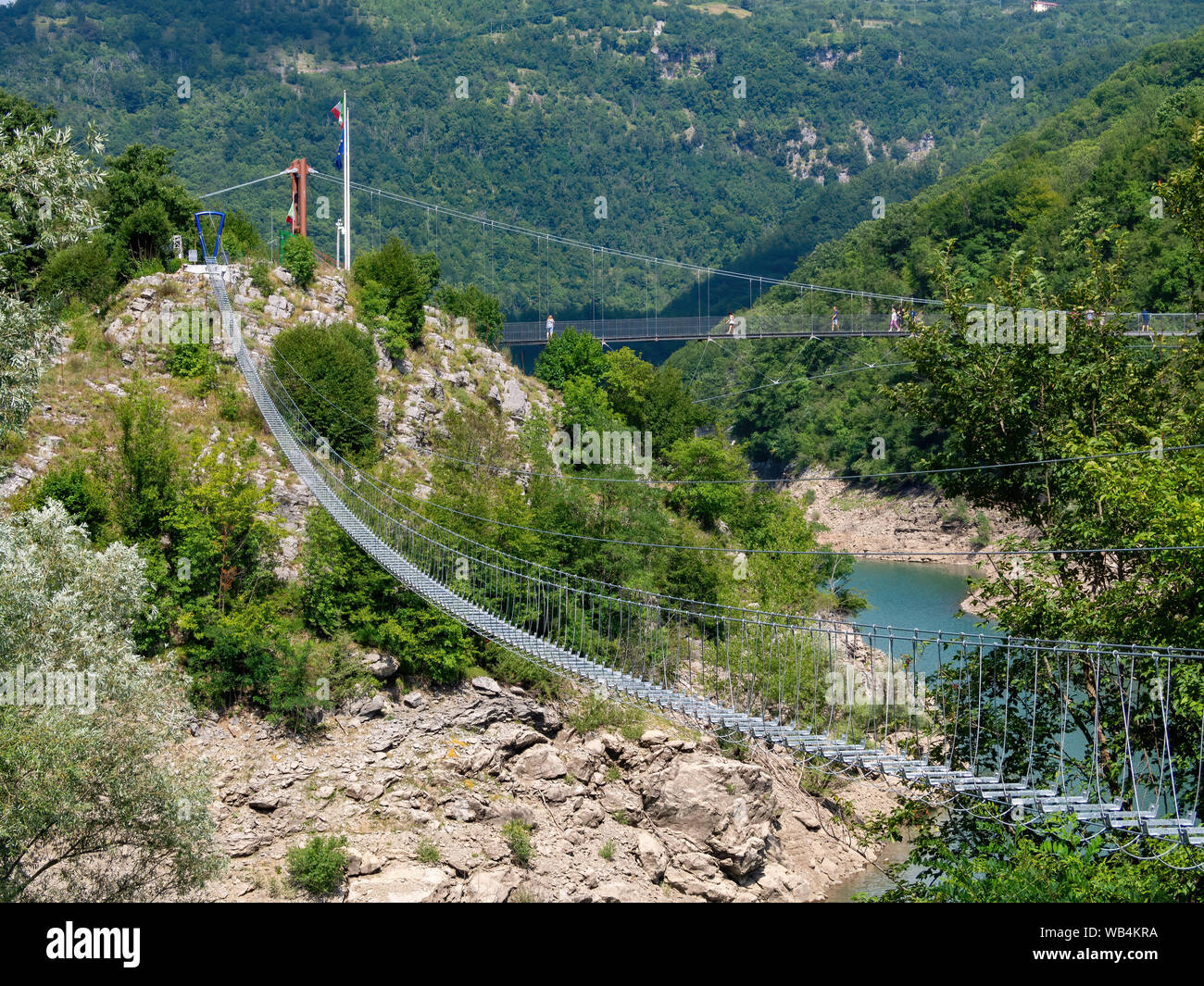 VAGLI SOTTO, Garfagnana, ITALIE - 8 août 2019 : Le tibétain et les ponts sur le lac de Susension Vagli, une région d'Italie souvent oublié par les touristes. Banque D'Images