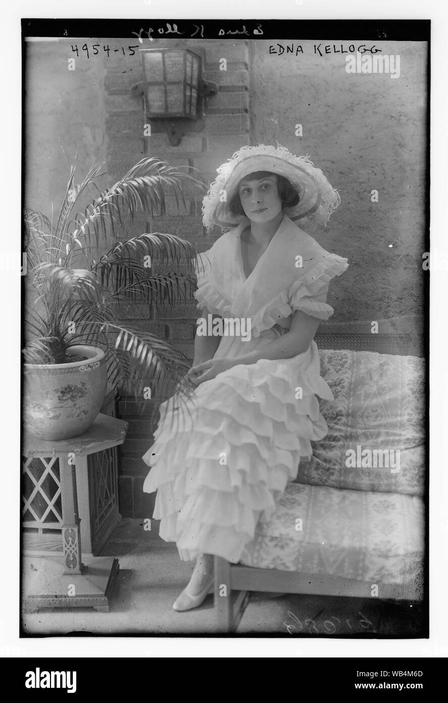 Edna Kellogg Abstract/medium : 1 négatif : vitrage ; 5 x 7 in. ou moins. Banque D'Images Edna Kellogg Abstract/medium : 1 négatif : vitrage ; 5 x 7 in. ou moins. Banque D'Images