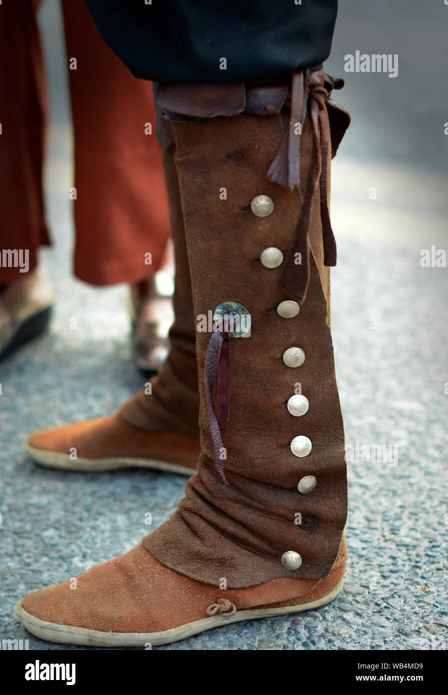 Un homme portant des bottes mocassin visite le marché indien de Santa Fe au  Nouveau Mexique, USA Photo Stock - Alamy