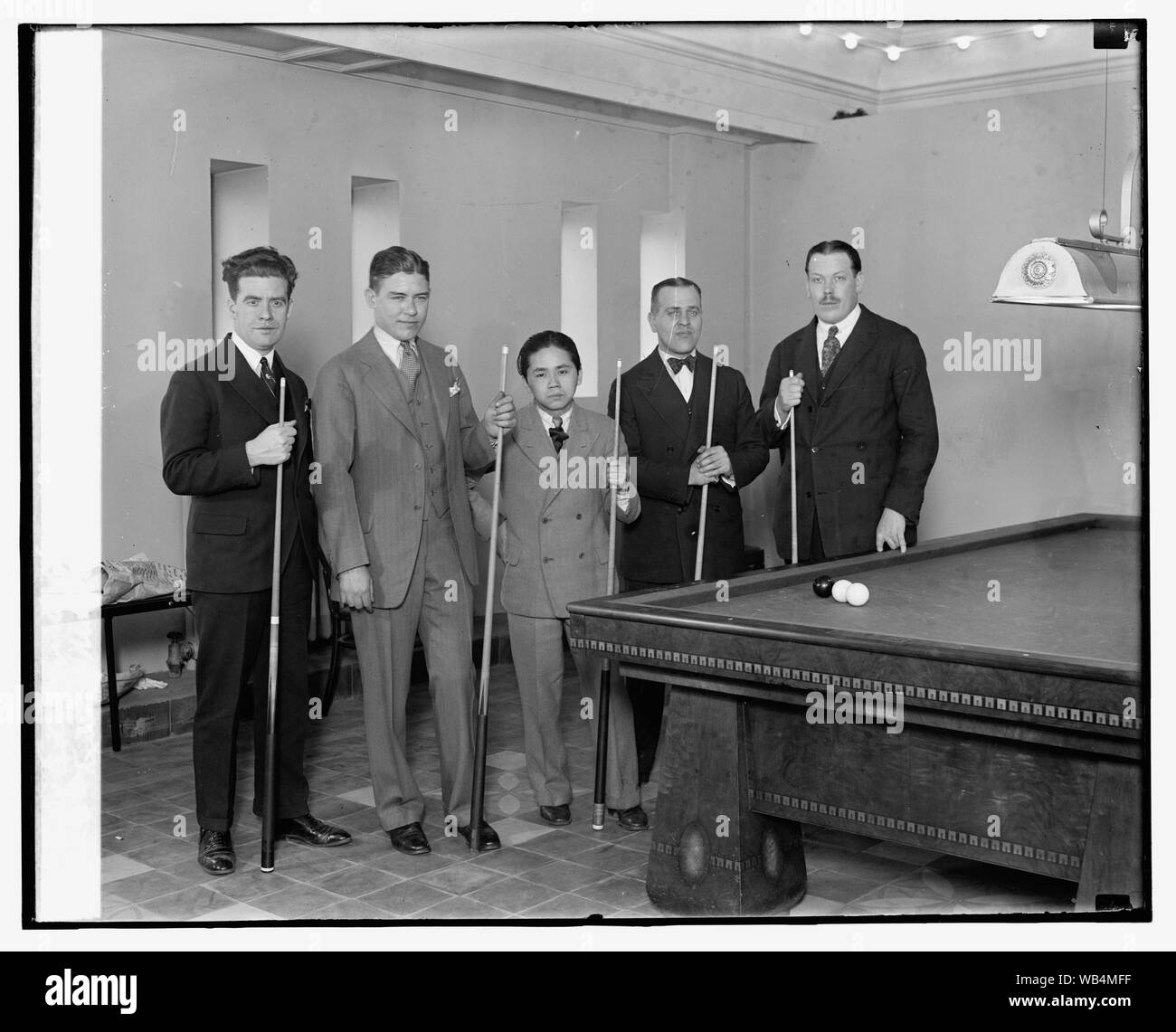 Les joueurs de billard carambole (de gauche) Edouard Horsmans, Welker Cochran, Kinrey Matsuyama, Willie Hoppe, Felix Grange Banque D'Images