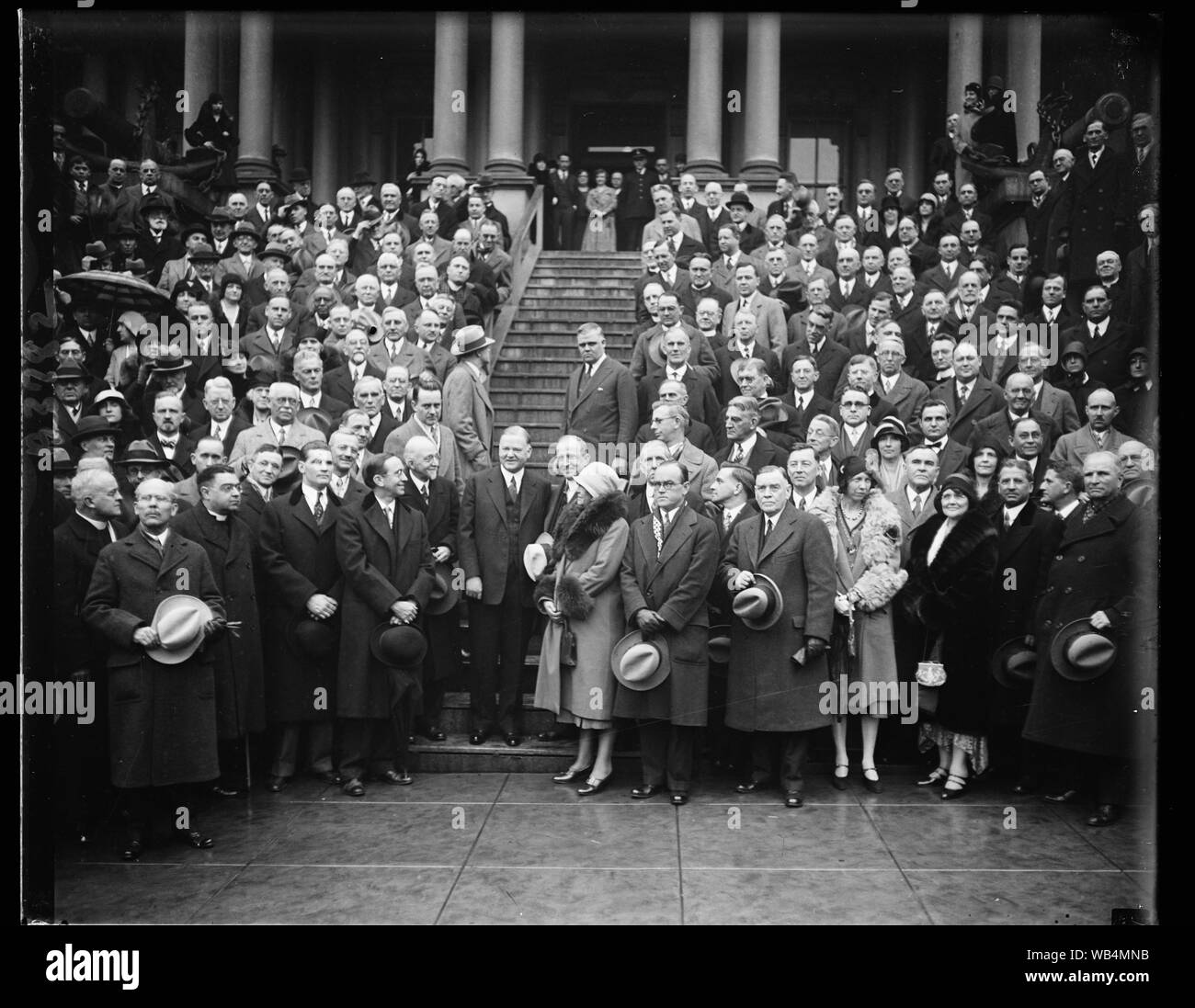 Les éducateurs rencontrez Hoover. Les membres participant à la 16e réunion annuelle de l'Association of American Colleges rencontrez le président Hoover et de poser pour cette photo sur les marches de l'exécutif, les bureaux temporaires l'État, de la guerre et de la Marine. Au centre du groupe, de gauche à droite : Robert L.Kelly, permanent de la direction de l'Alabama, le Président Hoover et Guy E. Snavely, Président de l'Association Résumé/moyenne : 1 négatif : vitrage ; 4 x 5 in. ou moins Banque D'Images