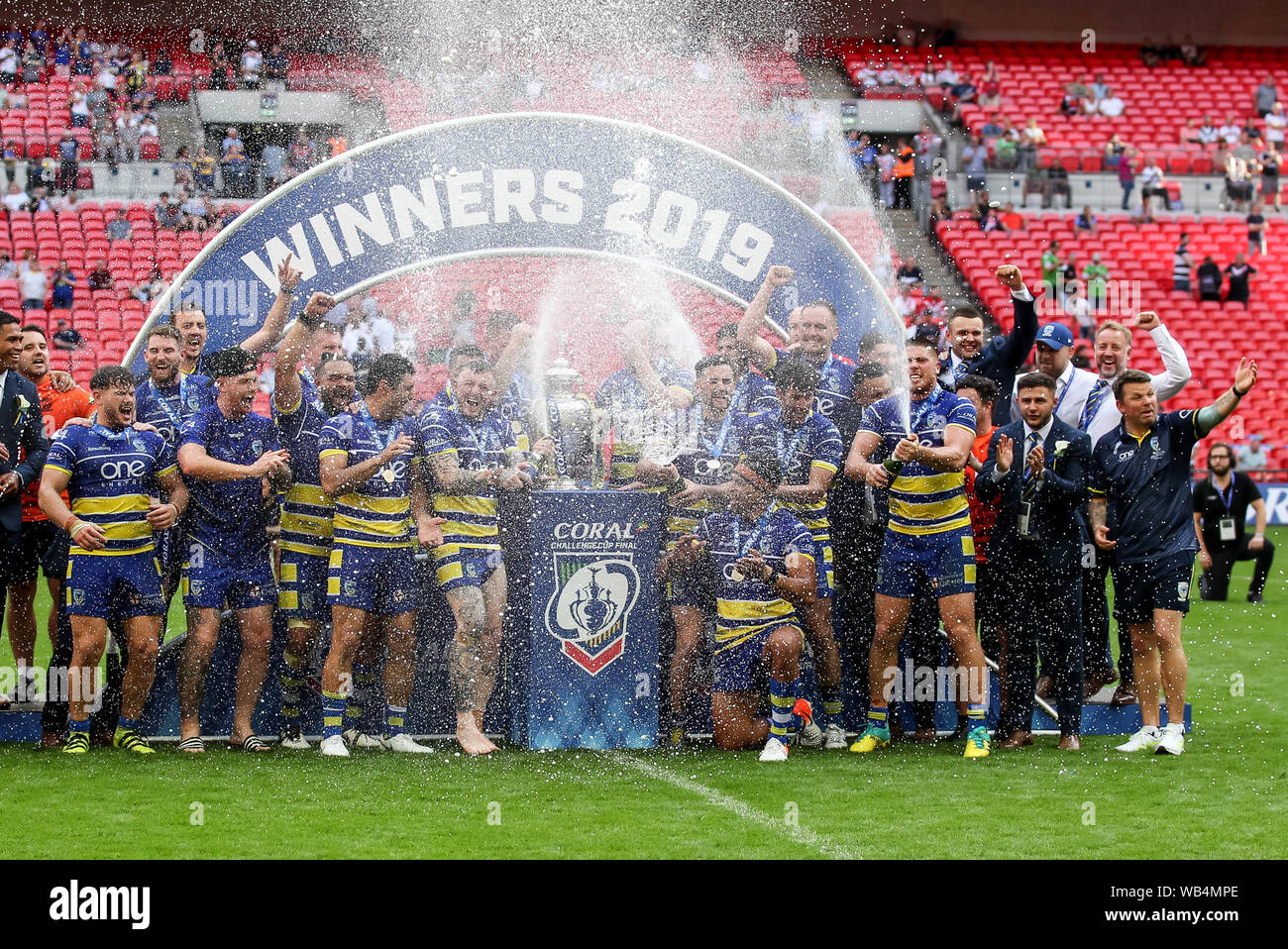 Londres, Royaume-Uni. Août 24, 2019. Warrington Wolves lever la finale de la Coupe du défi au cours de la Ladbrokes Challenge Cup match final entre St Helens et Warrington Wolves au stade de Wembley, Londres, Angleterre le 24 août 2019. Photo de Ken d'Étincelles. Usage éditorial uniquement, licence requise pour un usage commercial. Aucune utilisation de pari, de jeux ou d'un seul club/ligue/dvd publications. Credit : UK Sports Photos Ltd/Alamy Live News Banque D'Images