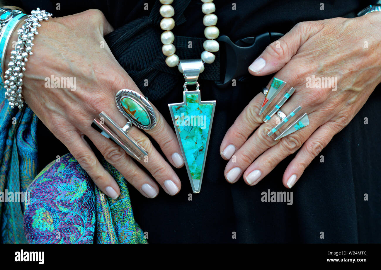 Un touriste montre ses bijoux amérindiens à l'assemblée annuelle du marché  indien de Santa Fe au Nouveau Mexique, USA Photo Stock - Alamy