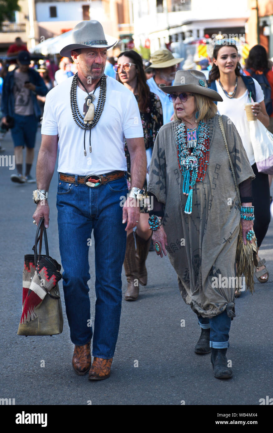 Les touristes portant des bijoux amérindiens visite le marché indien annuel Santa Fe au Nouveau Mexique aux Etats-Unis. Banque D'Images