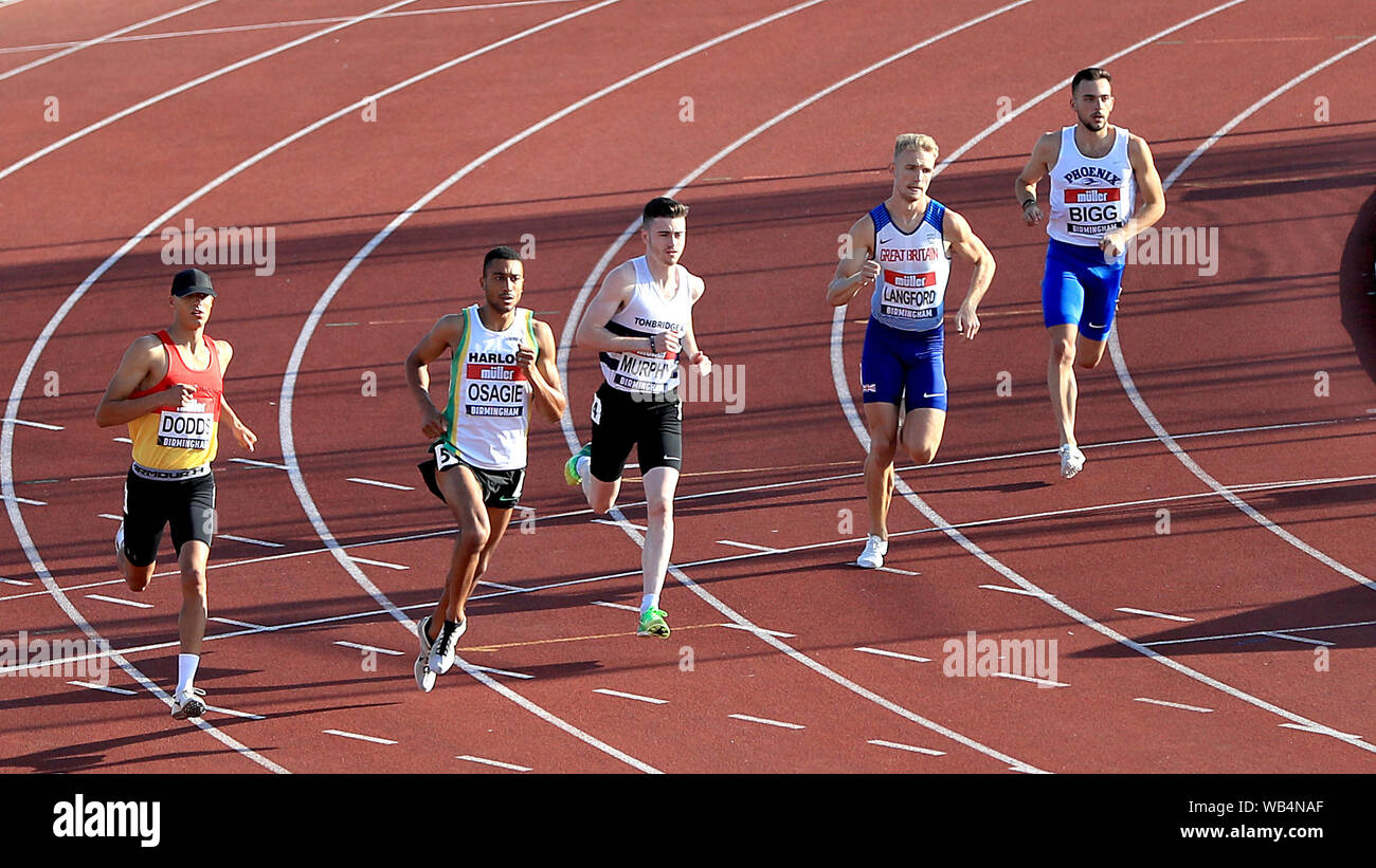 Kyle Langford (deuxième à droite) sur la façon de gagner de la chaleur 1 men's 800m au cours de la première journée de l'Athlétisme britannique Muller à Alexander Stadium, Birmingham. Banque D'Images