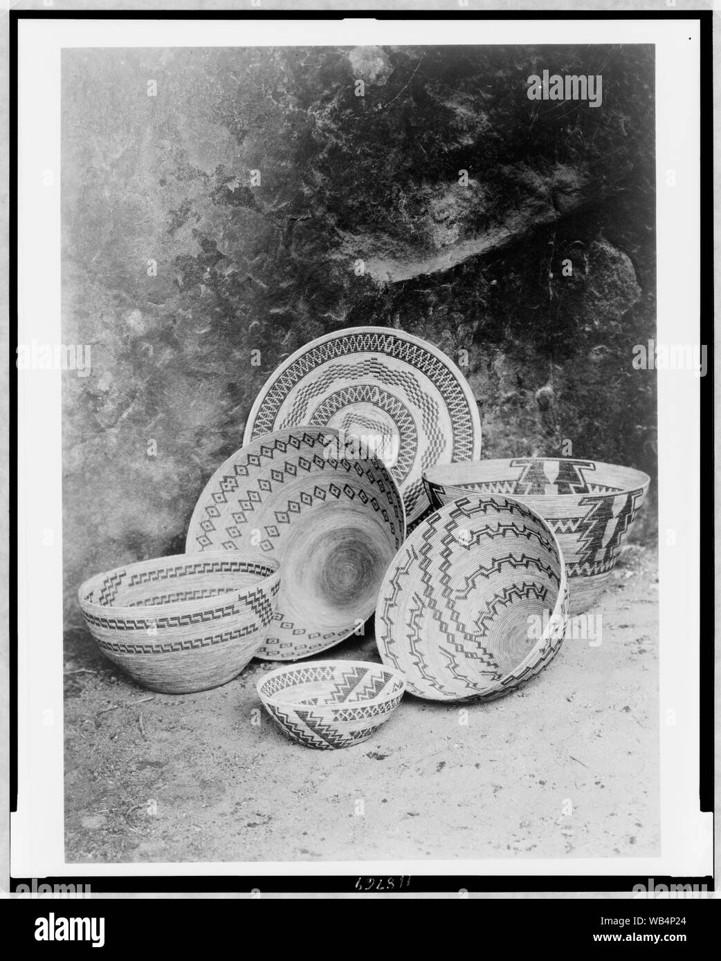 Paniers dans la grotte peinte - Yokuts (1924) Native American corbeilles de l'Yokut gens de la Californie centrale. Initialement publié dans : Les Indiens d'Amérique du Nord, volume 14, 1924, page 176 - par Edward S. Curtis. Banque D'Images