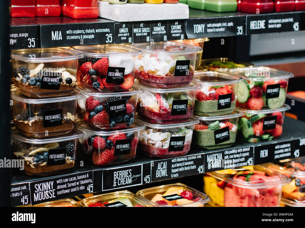 Copenhague, Danemark - Juillet 20th, 2016 : les contenants de petit-déjeuner sain et les collations dans un marché à Copenhague. Banque D'Images