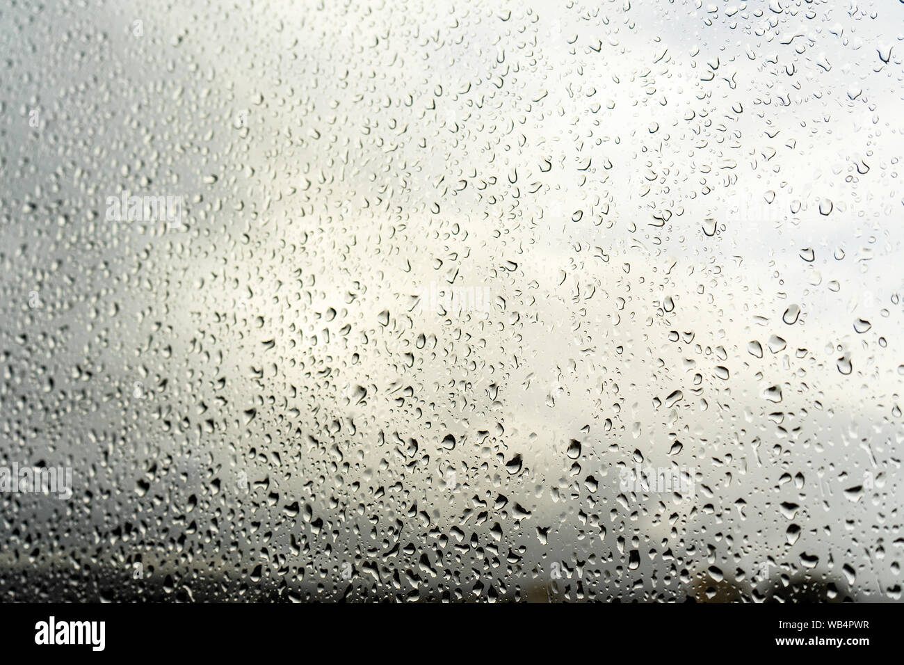 Gouttes de pluie sur la fenêtre. Paysage à travers le verre humide. Métaphore de la mauvaise humeur, la dépression et la tristesse Banque D'Images