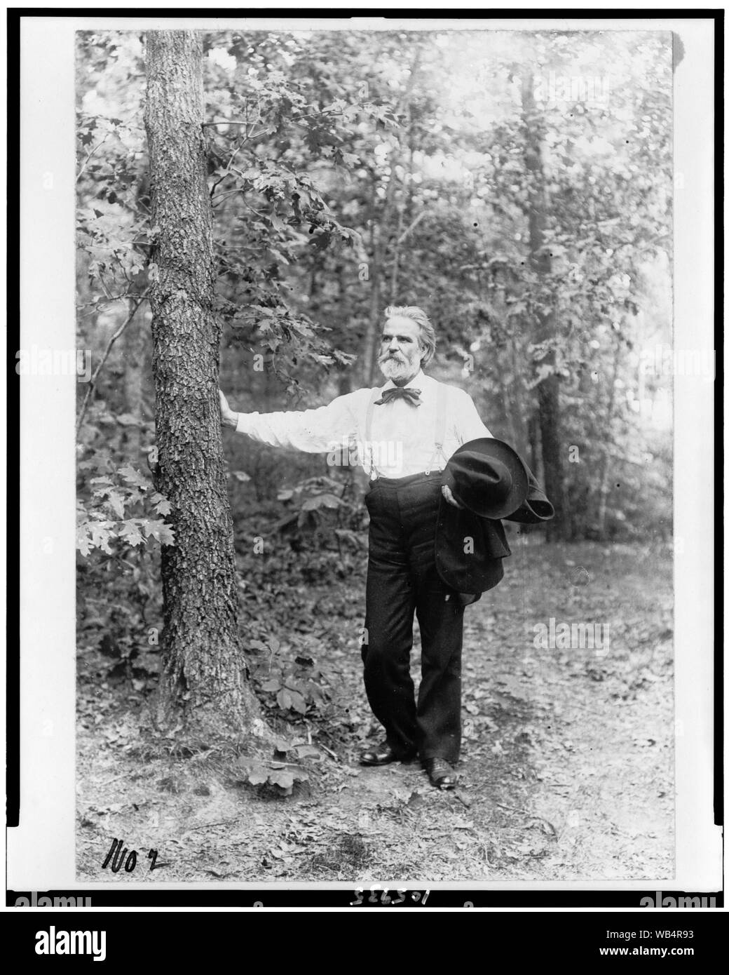 Edwin Markham, portrait en pied, debout, face à la gauche Abstract/moyenne : 1 tirage photographique. Banque D'Images