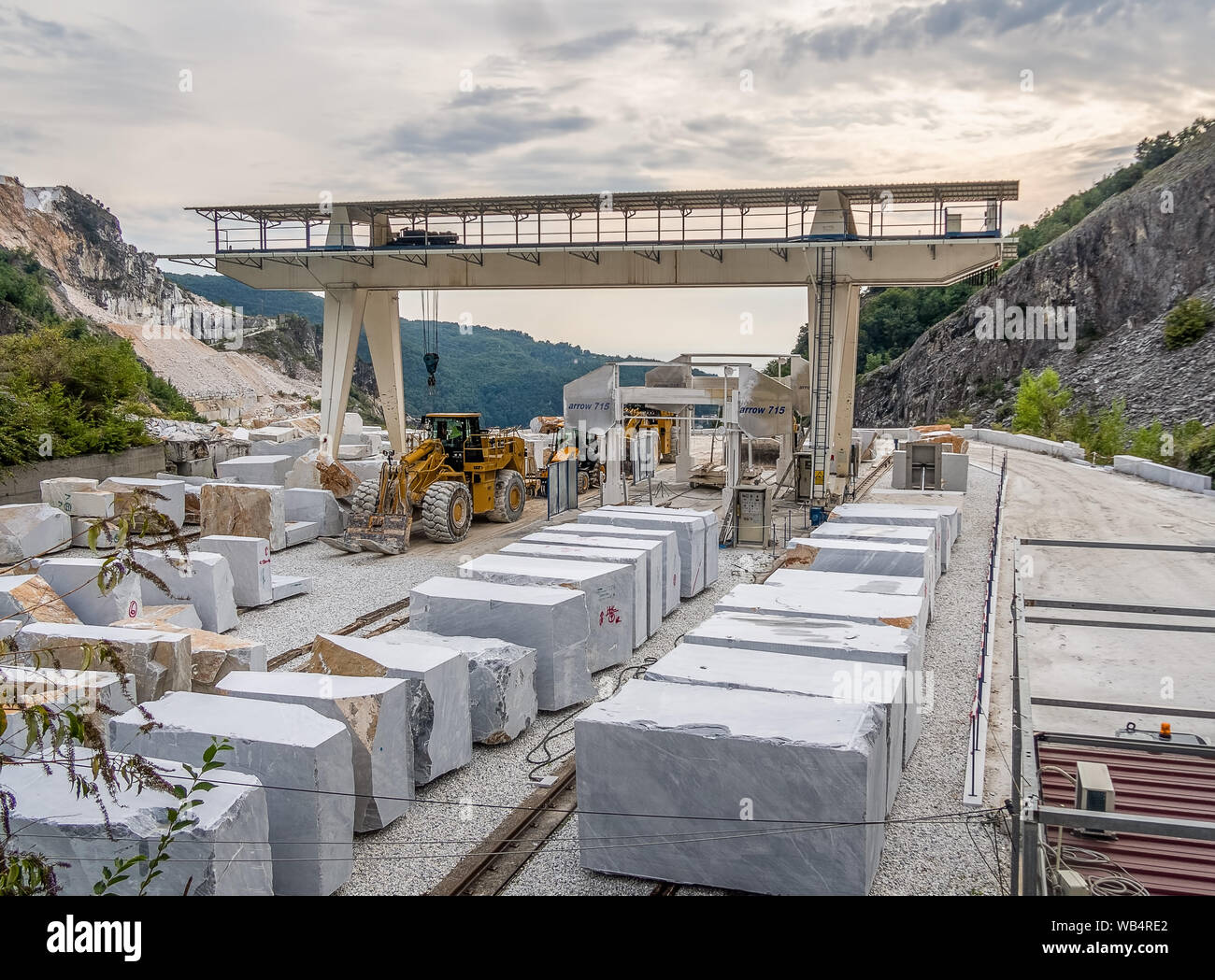 FANTISCRITTI, Carrare, ITALIE - 23 août 2019 : l'exploitation de carrières de marbre a été une industrie majeure depuis la nuit des temps des Romains. Blocs de coupe attendre transports. Banque D'Images