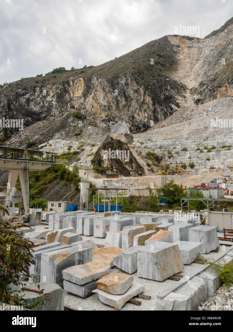 FANTISCRITTI, Carrare, ITALIE - 23 août 2019 : l'exploitation de carrières de marbre a été une industrie majeure depuis la nuit des temps des Romains. Blocs de coupe attendre transports. Banque D'Images
