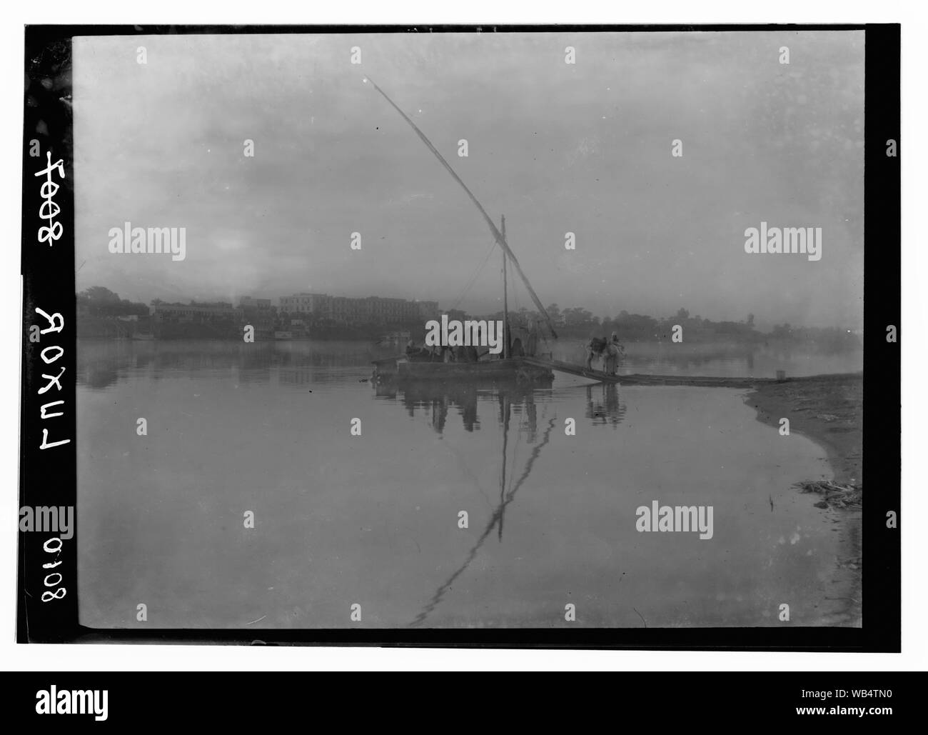 L'Égypte. Luxor. À la recherche sur le Nil vers Winter Palace Hotel. Bateau sur le nil river Abstract/medium : G. Eric et Edith Matson Photograph Collection Banque D'Images