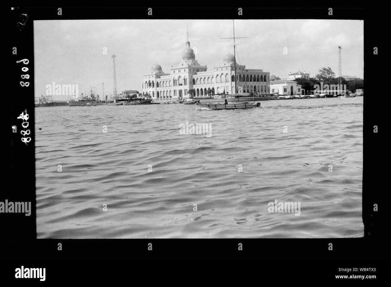 L'Égypte. Port Said. Immeuble de bureaux de la Compagnie du Canal de Suez Abstract/medium : G. Eric et Edith Matson Photograph Collection Banque D'Images L'Égypte. Port Said. Immeuble de bureaux de la Compagnie du Canal de Suez Abstract/medium : G. Eric et Edith Matson Photograph Collection Banque D'Images
