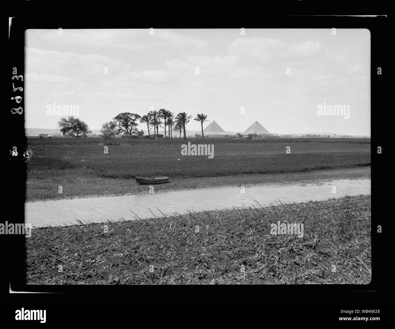 L'Égypte. Pyramides de Gizeh. Vue éloignée de la route vers Memphis, pays de Goshen, avec canal d'irrigation en premier plan Abstract/medium : G. Eric et Edith Matson Photograph Collection Banque D'Images