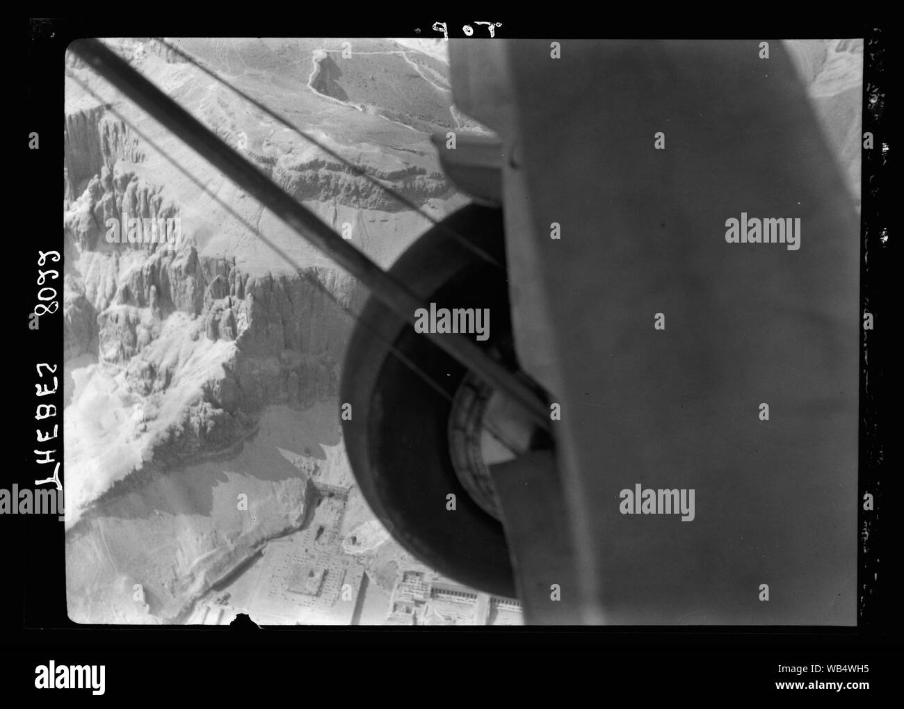 L'Égypte. Thèbes à frontière sud de l'Égypte. Vue de l'air. Regardant vers le bas sur les collines et les temples Abstract/medium : G. Eric et Edith Matson Photograph Collection Banque D'Images