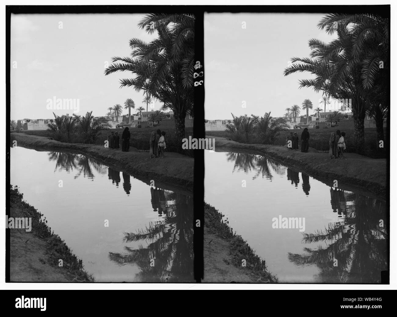 Vues égyptien ; Les pyramides de Gizeh. Village moderne de Memphis Abstract/medium : G. Eric et Edith Matson Photograph Collection Banque D'Images