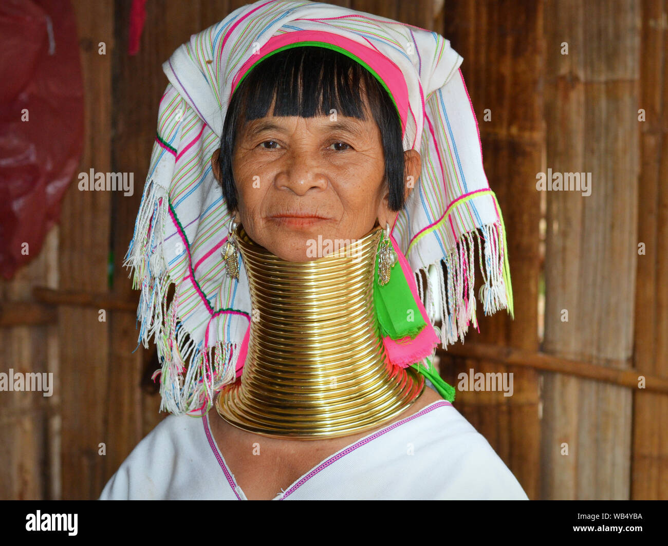 Personnes âgées à Karen cou vendeuse-devenu-modèle avec des bobines en laiton poli cou traditionnel pose pour la caméra. Banque D'Images