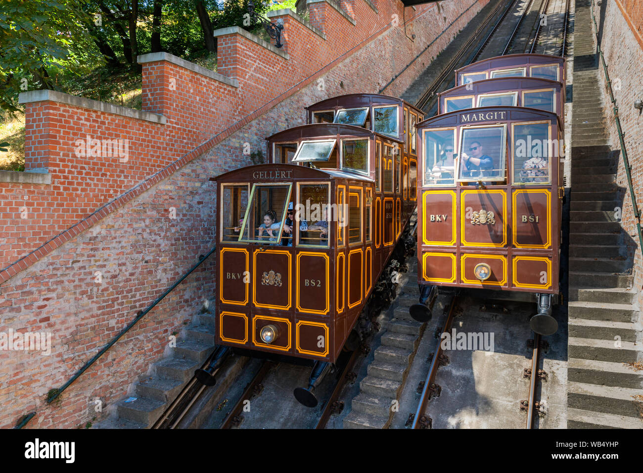 Funiculaire de touristes allant au Château de Buda à Budapest Banque D'Images