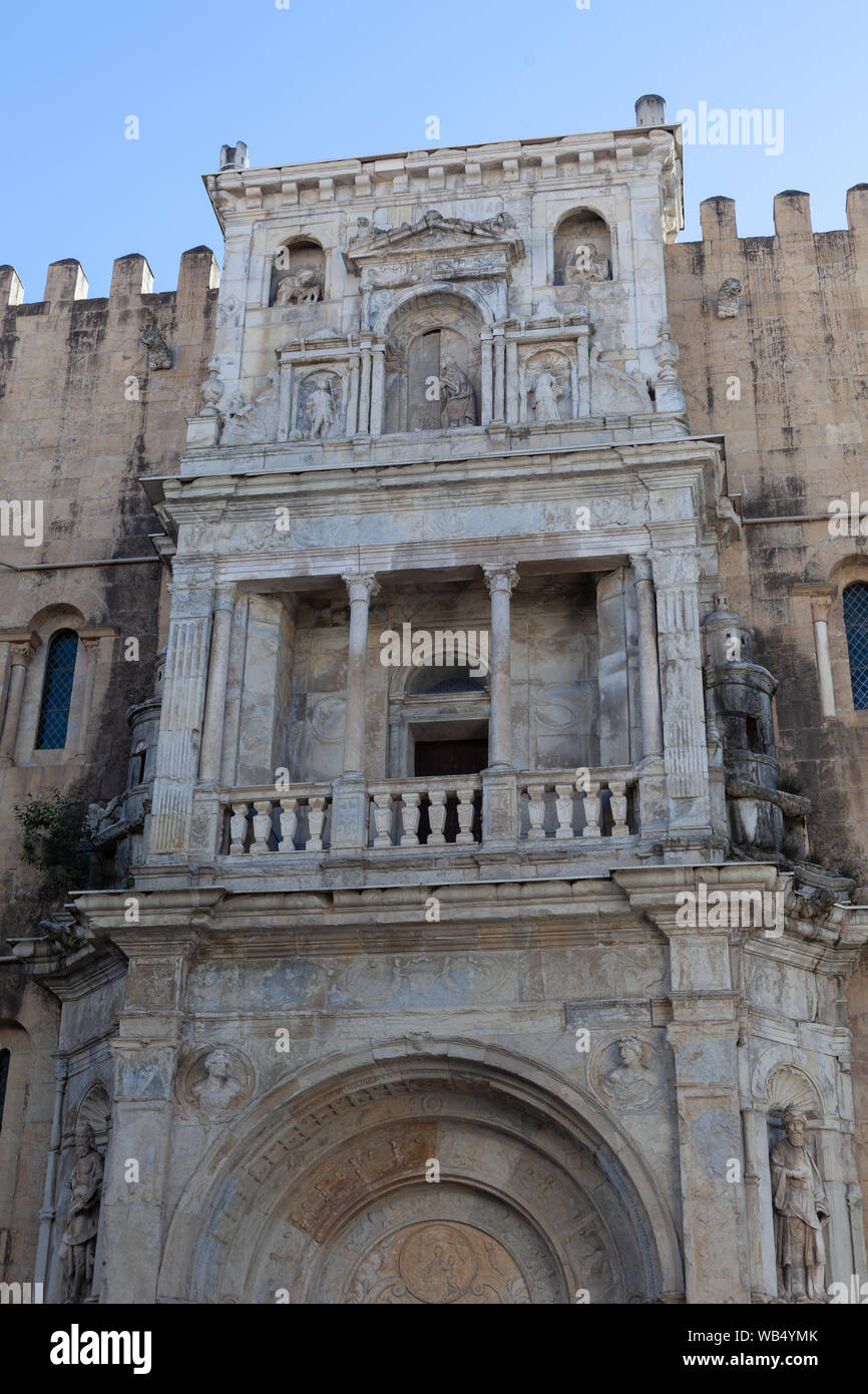 Especiosa porta sur la façade nord de l'ancienne cathédrale de Coimbra (Sé Velha de Coimbra), dans la ville historique de Coimbra au Portugal. Banque D'Images