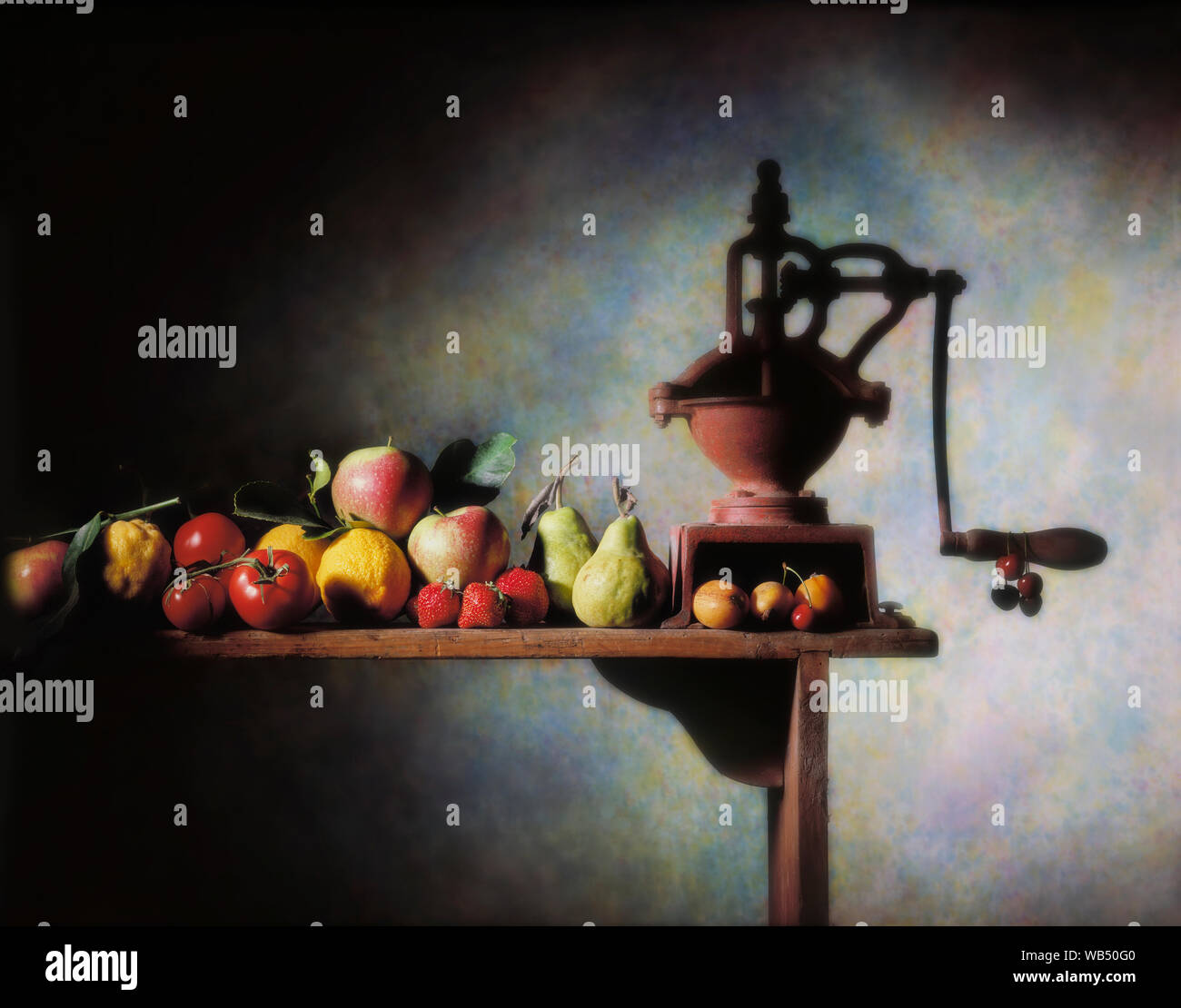 La nature morte. Fruits et légumes mixtes sur une table en bois. Banque D'Images