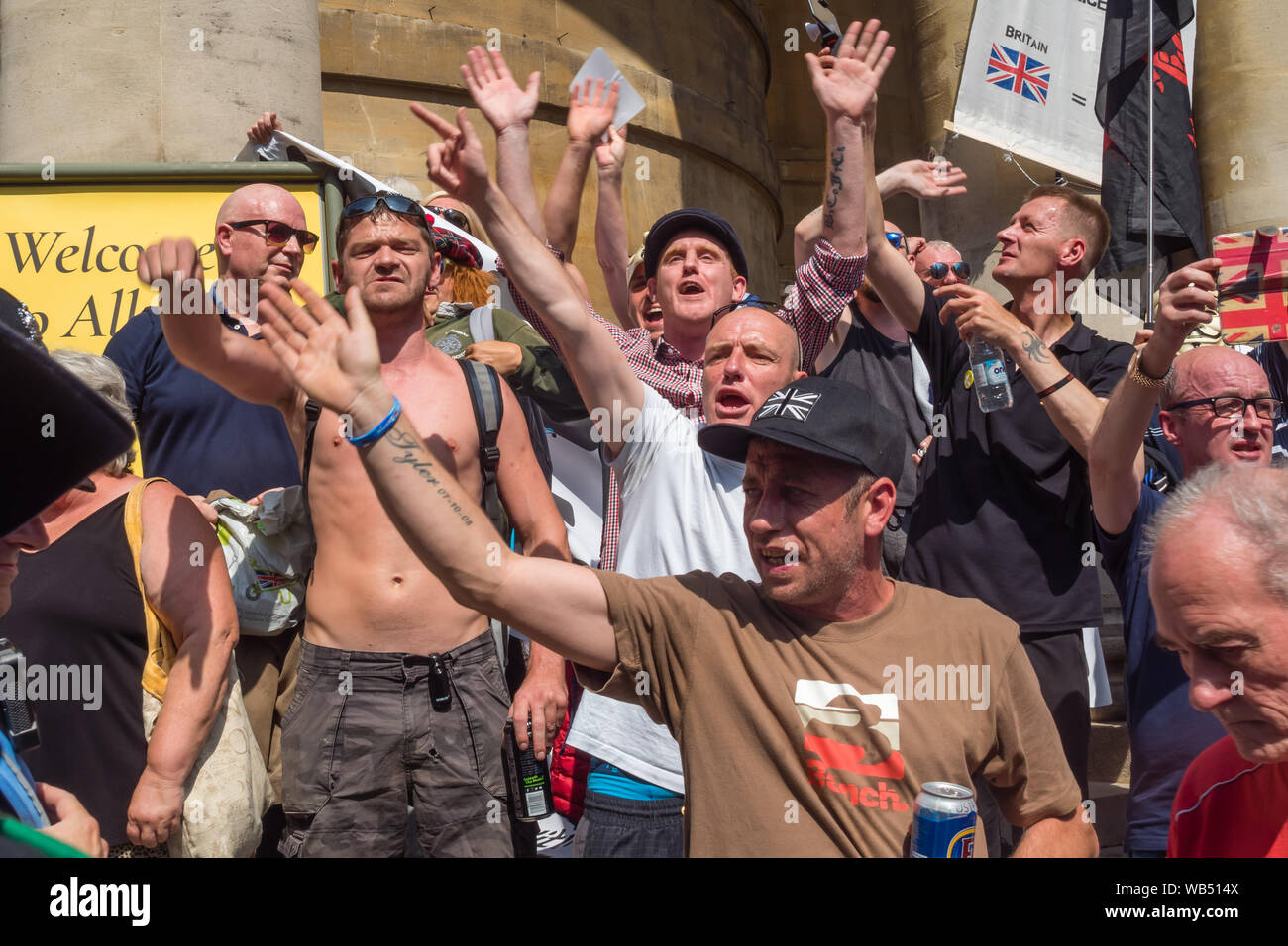 Londres, Royaume-Uni. Août 24, 2019. Tommy Robinson partisans protester à la BBC. Ils prétendent qu'il est en prison pour le journalisme. Il a été condamné à 9 mois pour 3 infractions à l'extérieur de Leeds Crown Court qui pourrait avoir mené à l'effondrement d'un gang de toilettage, d'essai et a déjà été condamné pour violence familiale, financière et de l'immigration aux fraudes, possession de drogue et l'ordre public. La police deux groupes séparés. Robinson partisans ont été rejoints plus tard par marcheurs d'Trafalgar Square, et un groupe plus important de résister au racisme sont venues rejoindre Antifa. Crédit : Peter Marshall/Alamy Live News Banque D'Images