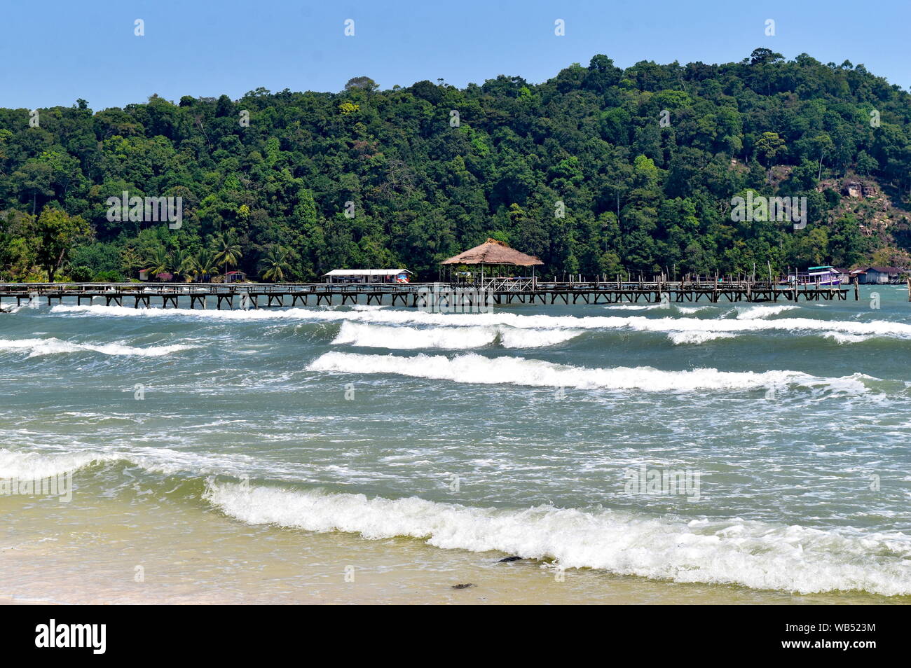 Courbes sur l'idyllique plage de Baie Sarrasine Koh Rong Samloem île tropicale au Cambodge Banque D'Images