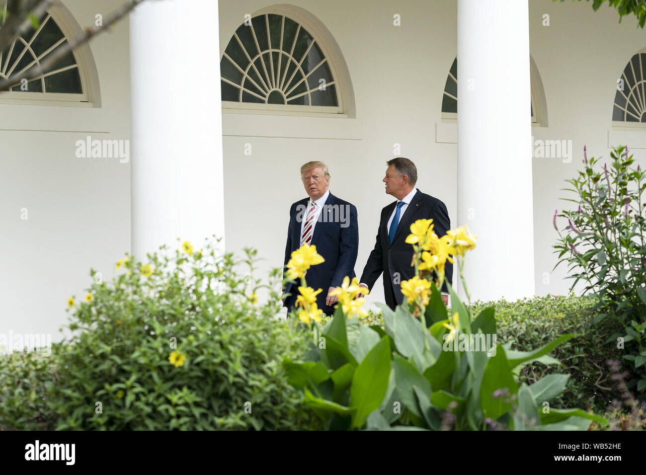 Washington, États-Unis d'Amérique. 20e Août, 2019. Le président Donald J. Trump promenades avec le Président Klaus Iohannis de Roumanie Mardi, 20 août 2019, le long de la Colonnade de la Maison blanche : le Président Donald J. Trump promenades avec le Président Klaus Iohannis de Roumanie Credit : tempêtes Media Group/Alamy Live News Banque D'Images