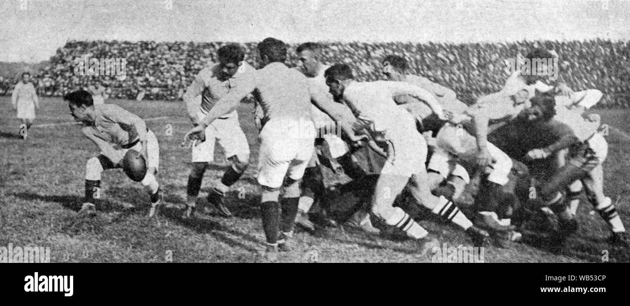 Défaite des Californiens face à la France au stade de Colombes, le 10 octobre 1920 (une Struxiano le ballon). Banque D'Images