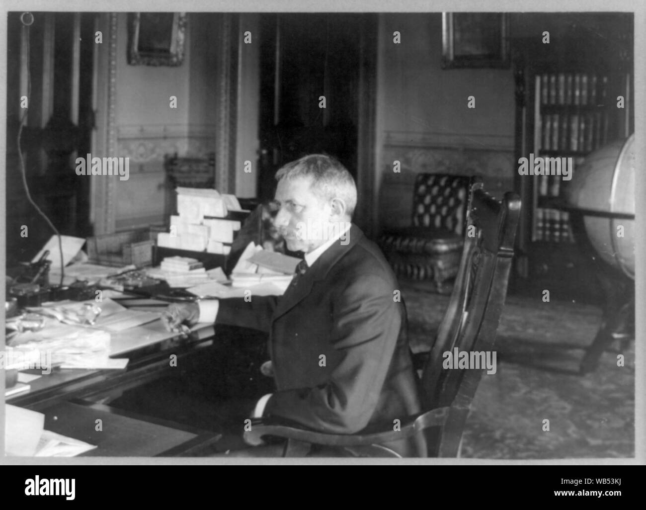 Elihu Root, half-length portrait, assis au bureau, orienté vers la gauche Abstract/moyenne : 1 tirage photographique. Banque D'Images